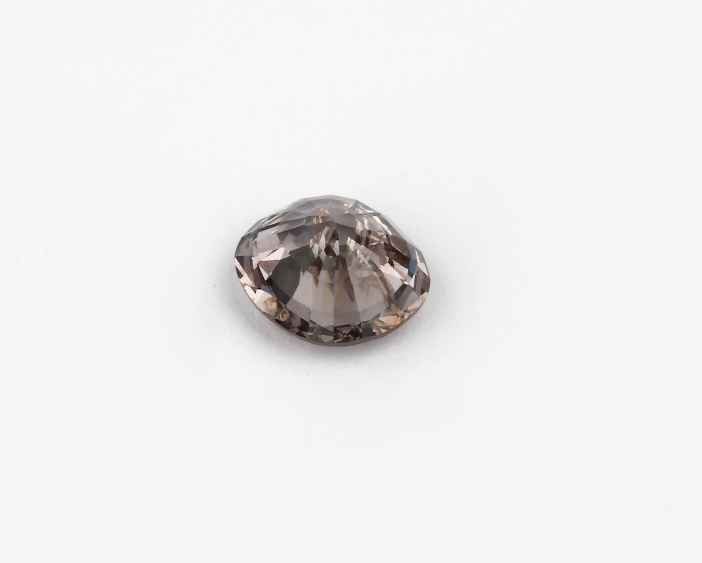 Detail a: Loser nat. Spinell, 2.32 ct, light pinkish brown, mit IGI-Expertise