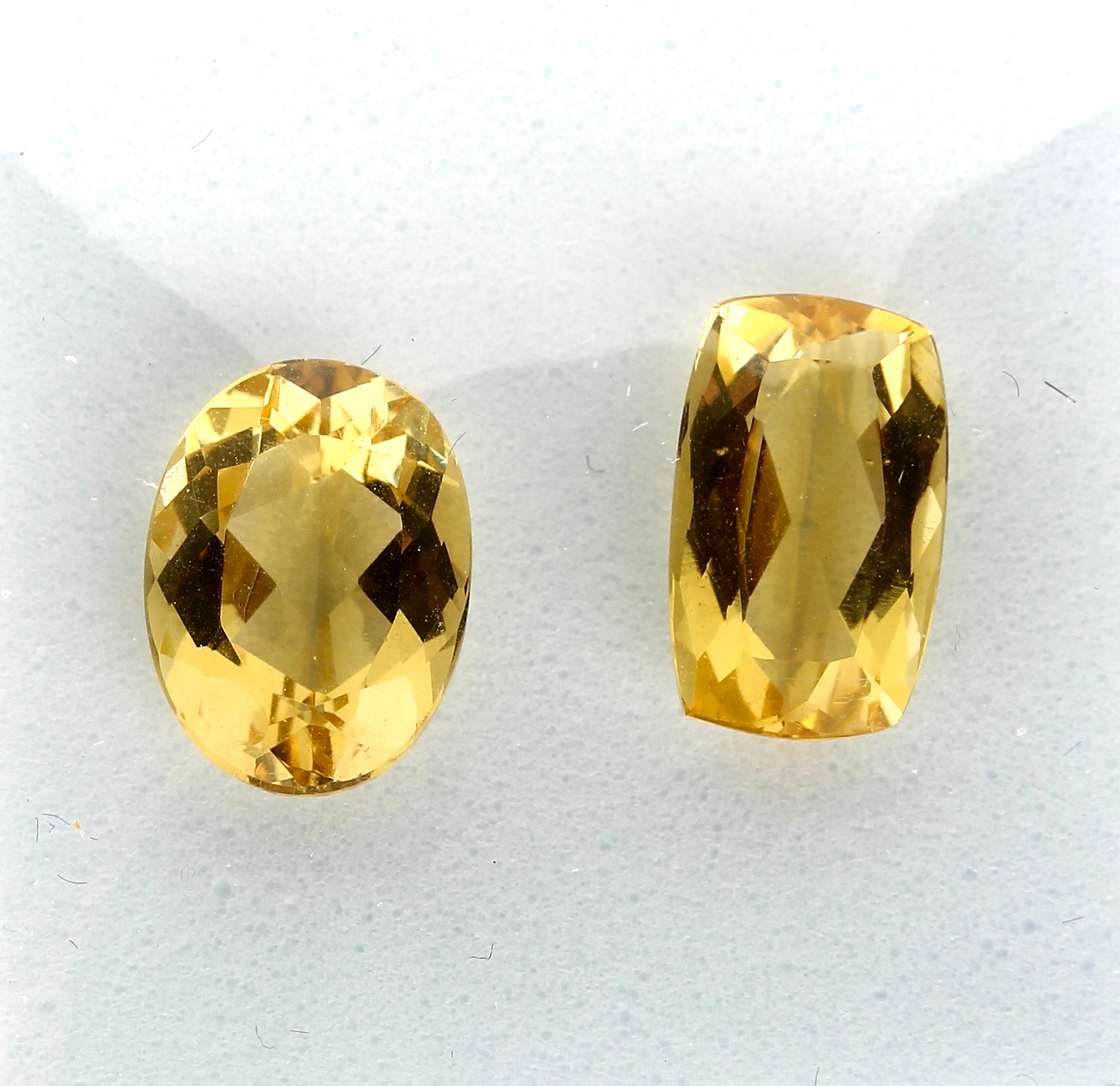Lot 2 Gold Beryll, 8.36 ct, 1 x rectangularCushion 3.92 ct, 1 x ovalfacett. 4.44 ct, mit IGE-Expertise