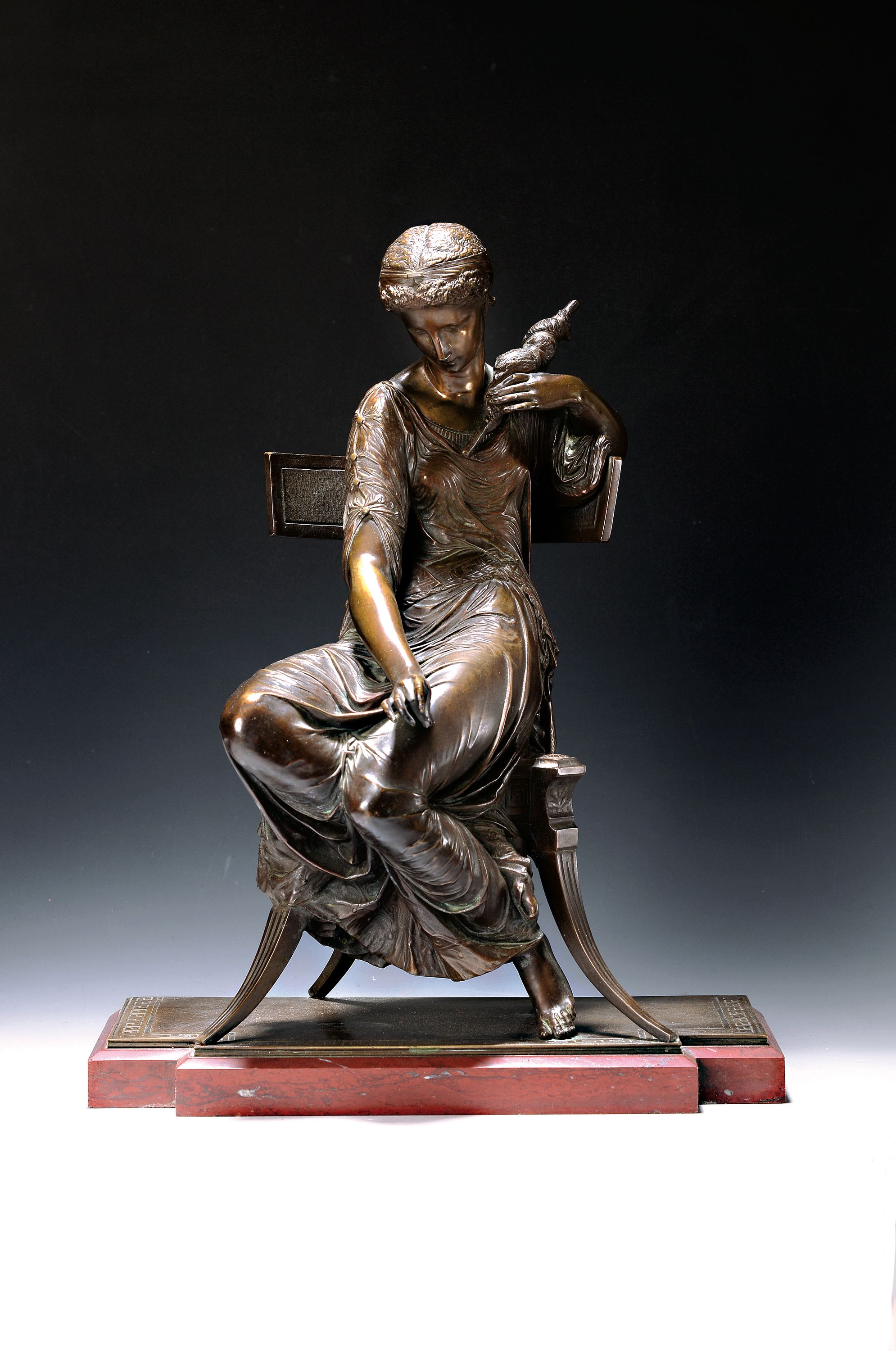 Große Bronzeskulptur, Frankreich, 19. Jh., Junge Frau in antikem Gewand beim Spinnen von Garn, Empirestil, feiner nachgearbeiteter Guß, ...