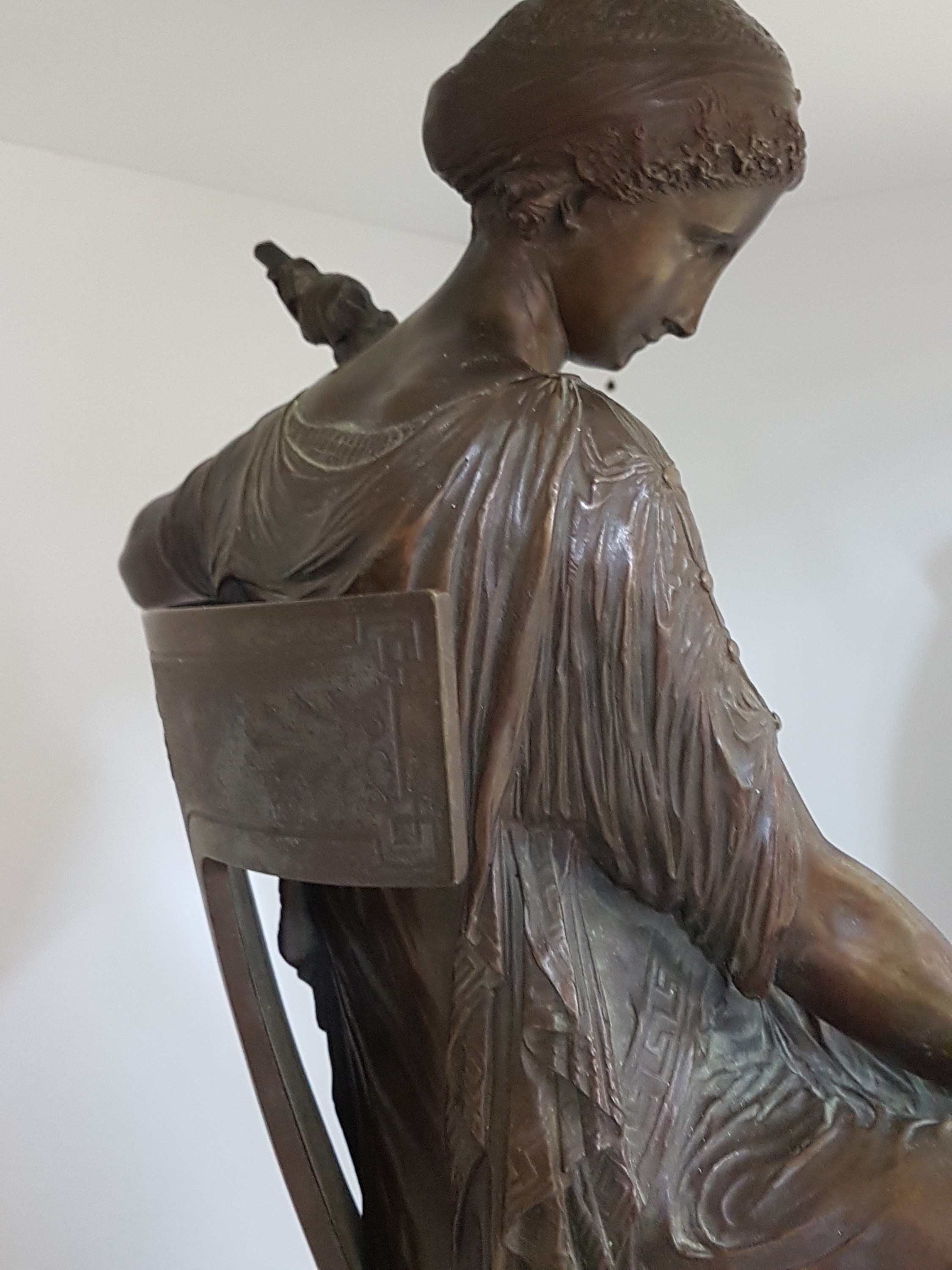 Detail a: Große Bronzeskulptur, Frankreich, 19. Jh., Junge Frau in antikem Gewand beim Spinnen von Garn, Empirestil, feiner nachgearbeiteter Guß, ...