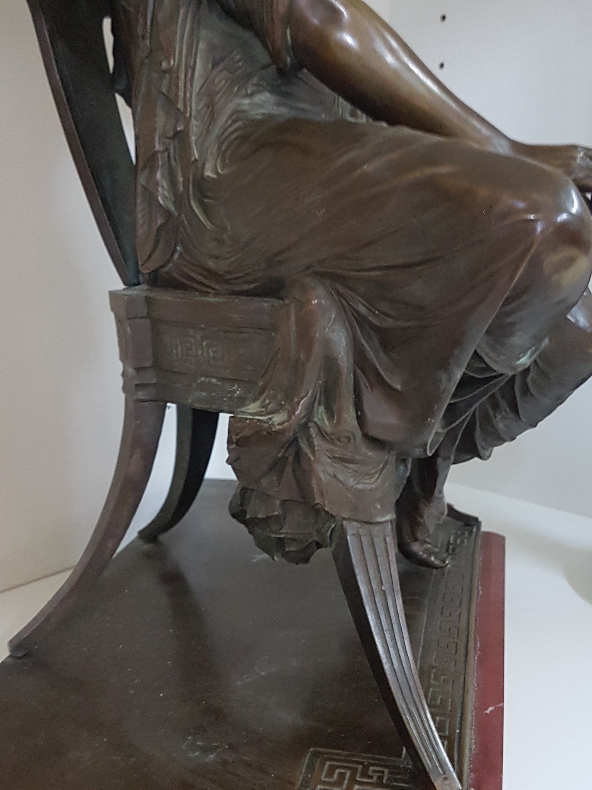Detail b: Große Bronzeskulptur, Frankreich, 19. Jh., Junge Frau in antikem Gewand beim Spinnen von Garn, Empirestil, feiner nachgearbeiteter Guß, ...