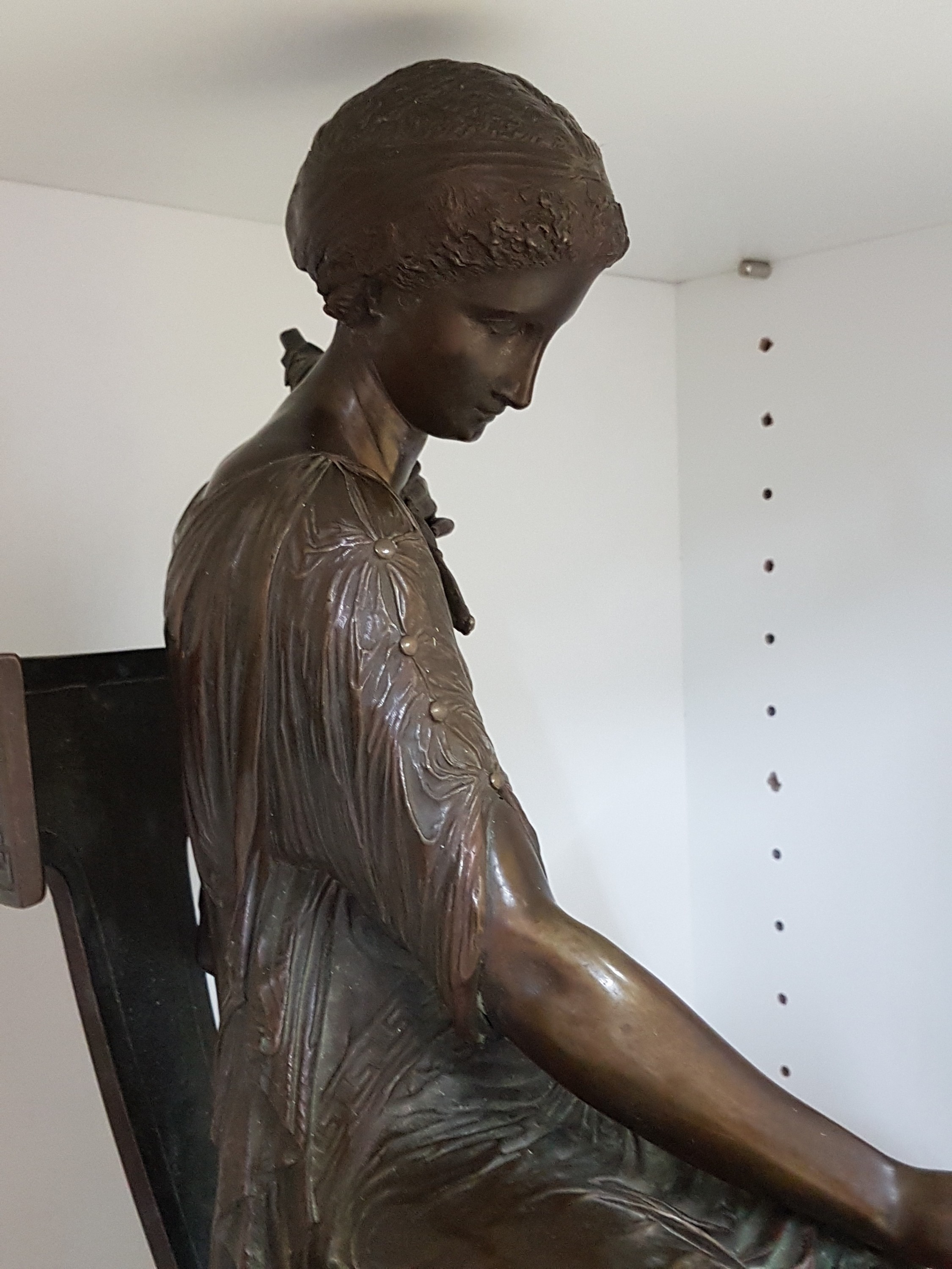 Detail c: Große Bronzeskulptur, Frankreich, 19. Jh., Junge Frau in antikem Gewand beim Spinnen von Garn, Empirestil, feiner nachgearbeiteter Guß, ...