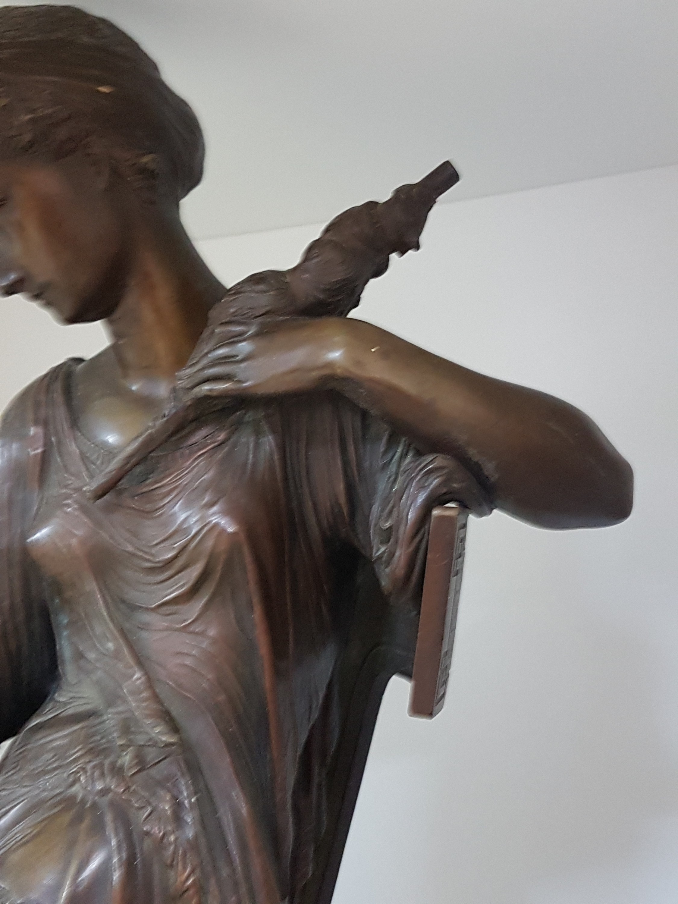 Detail d: Große Bronzeskulptur, Frankreich, 19. Jh., Junge Frau in antikem Gewand beim Spinnen von Garn, Empirestil, feiner nachgearbeiteter Guß, ...