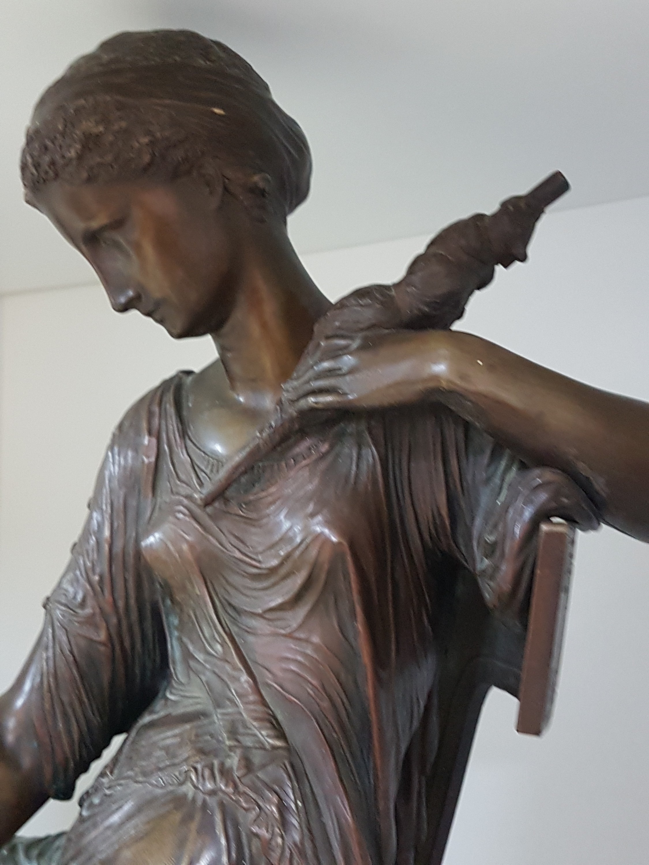 Detail e: Große Bronzeskulptur, Frankreich, 19. Jh., Junge Frau in antikem Gewand beim Spinnen von Garn, Empirestil, feiner nachgearbeiteter Guß, ...