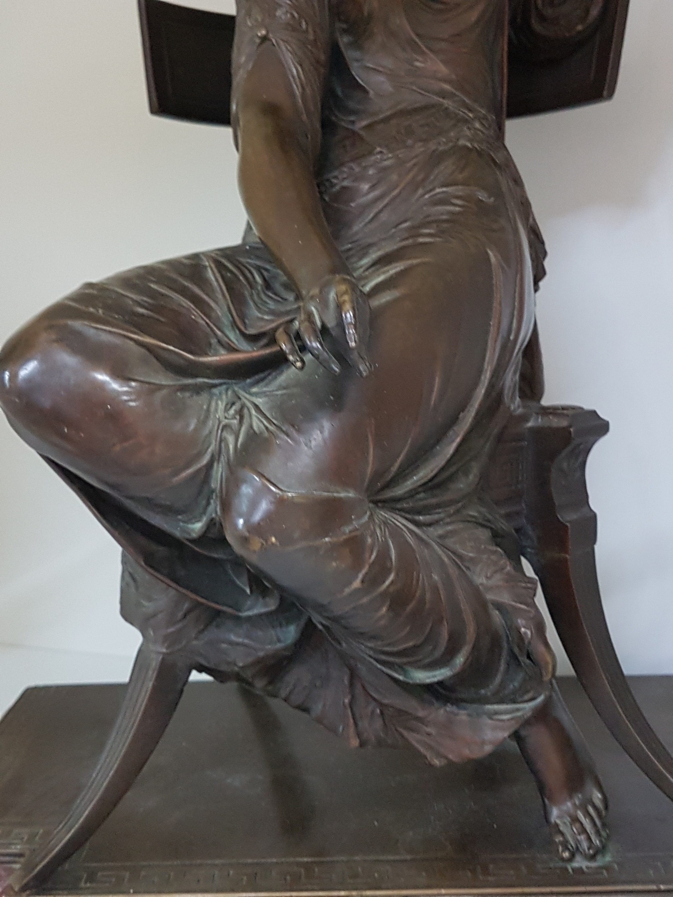 Detail f: Große Bronzeskulptur, Frankreich, 19. Jh., Junge Frau in antikem Gewand beim Spinnen von Garn, Empirestil, feiner nachgearbeiteter Guß, ...