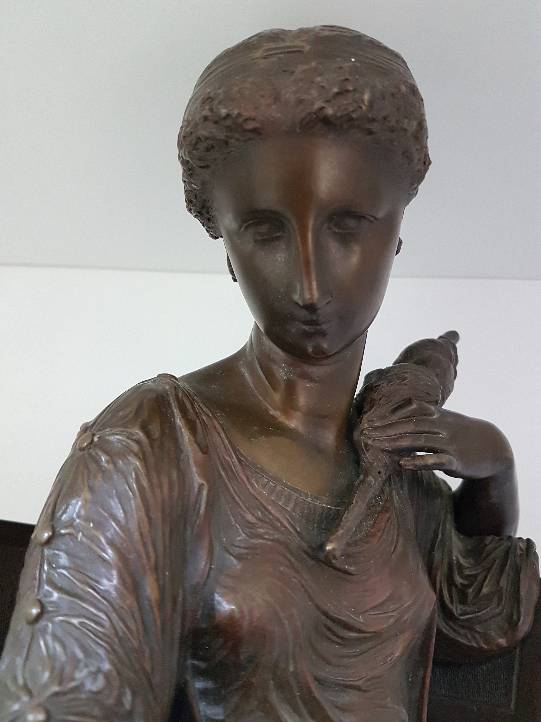 Detail g: Große Bronzeskulptur, Frankreich, 19. Jh., Junge Frau in antikem Gewand beim Spinnen von Garn, Empirestil, feiner nachgearbeiteter Guß, ...