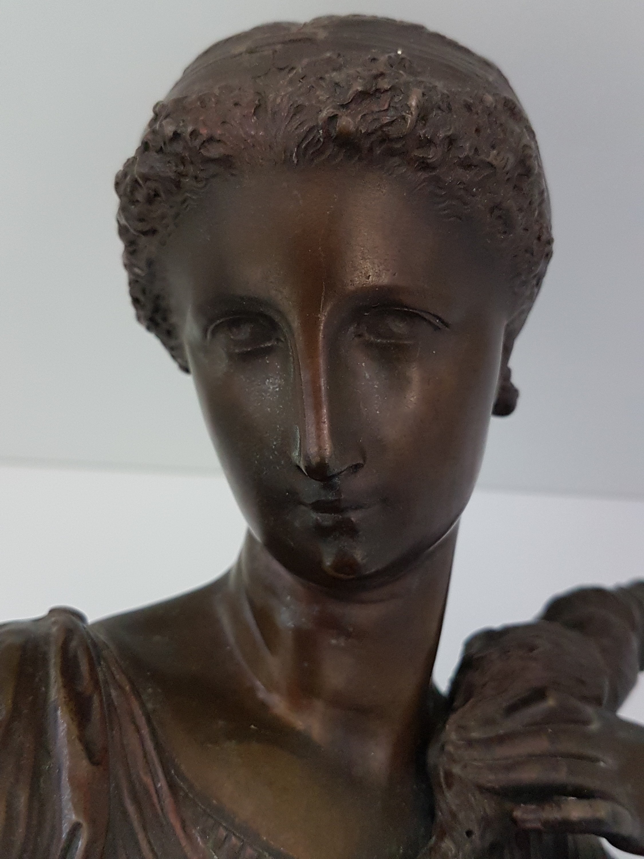 Detail h: Große Bronzeskulptur, Frankreich, 19. Jh., Junge Frau in antikem Gewand beim Spinnen von Garn, Empirestil, feiner nachgearbeiteter Guß, ...