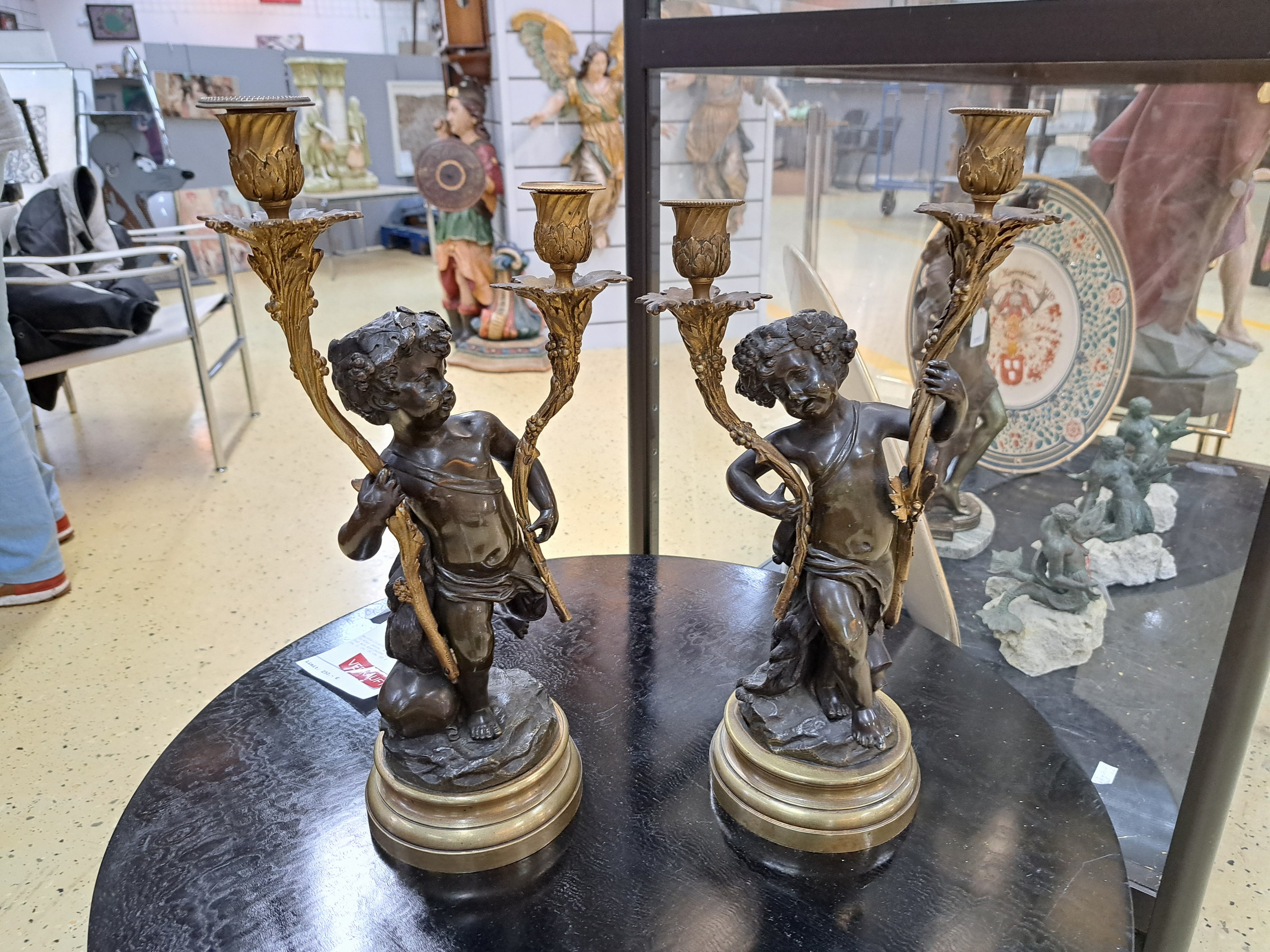 Detail a: Paar Kerzenleuchter, Frankreich, 2. Hälfte 19.Jh., nach Clodion (1738-1814), Bronzeguß, vollplastische Amoretten mit Zweigen, die die Kerzen ...
