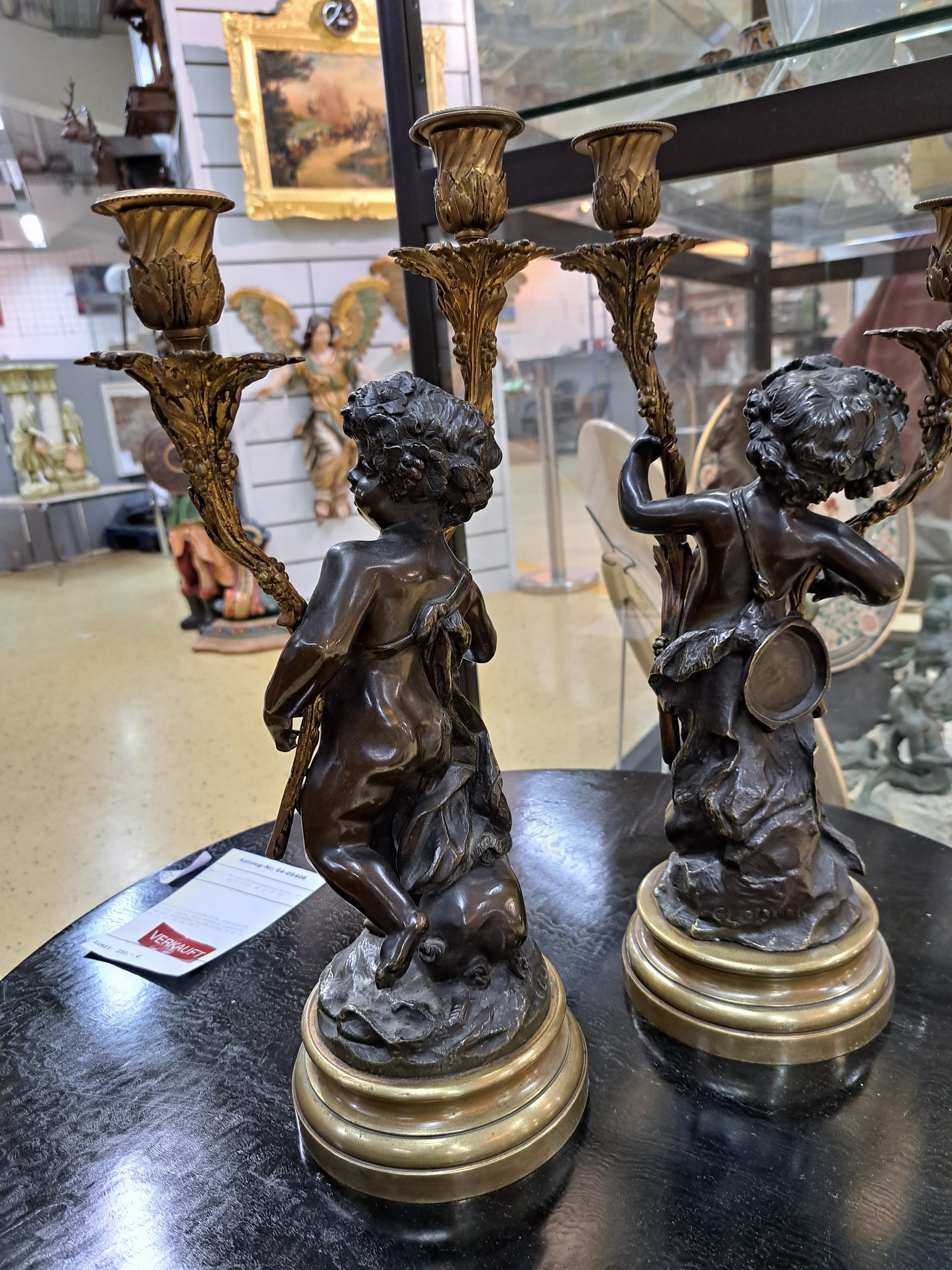 Detail c: Paar Kerzenleuchter, Frankreich, 2. Hälfte 19.Jh., nach Clodion (1738-1814), Bronzeguß, vollplastische Amoretten mit Zweigen, die die Kerzen ...