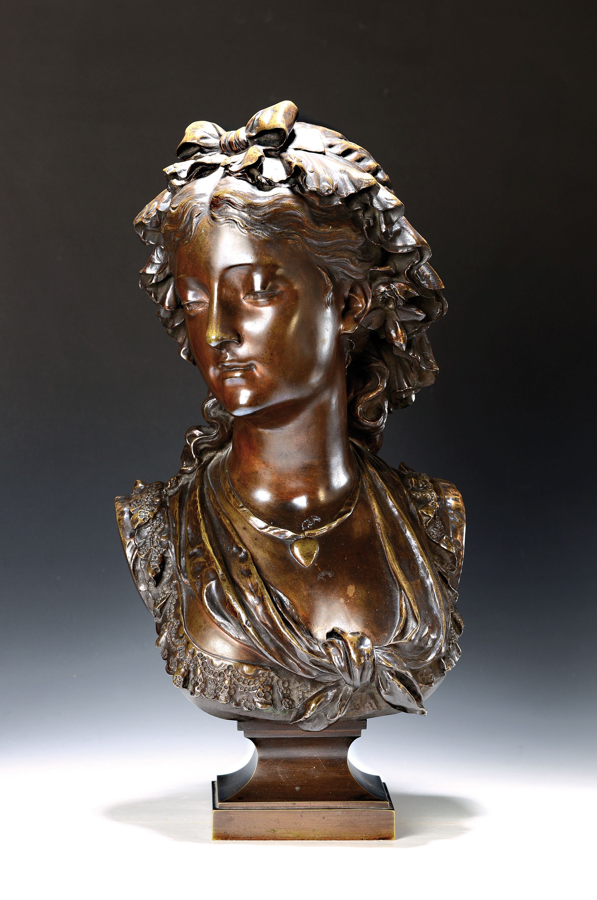 Große Bronzebüste von Eugène Antoine Aizelin, 1821-1902, Büste einer jungen Frau mit Haube und spitzenbesetztem Ausschnitt, gesenkter Blick, ...