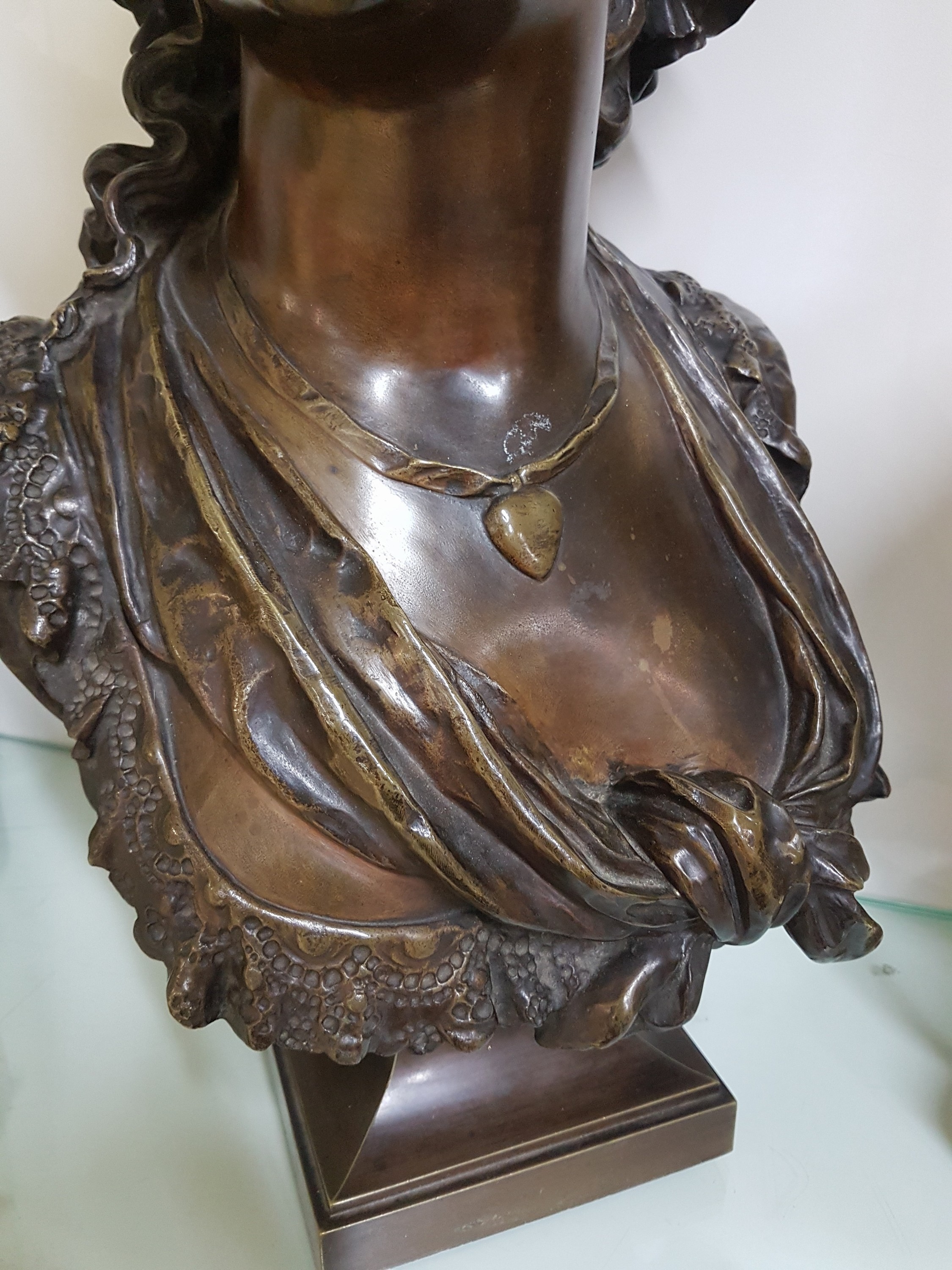 Detail b: Große Bronzebüste von Eugène Antoine Aizelin, 1821-1902, Büste einer jungen Frau mit Haube und spitzenbesetztem Ausschnitt, gesenkter Blick, ...