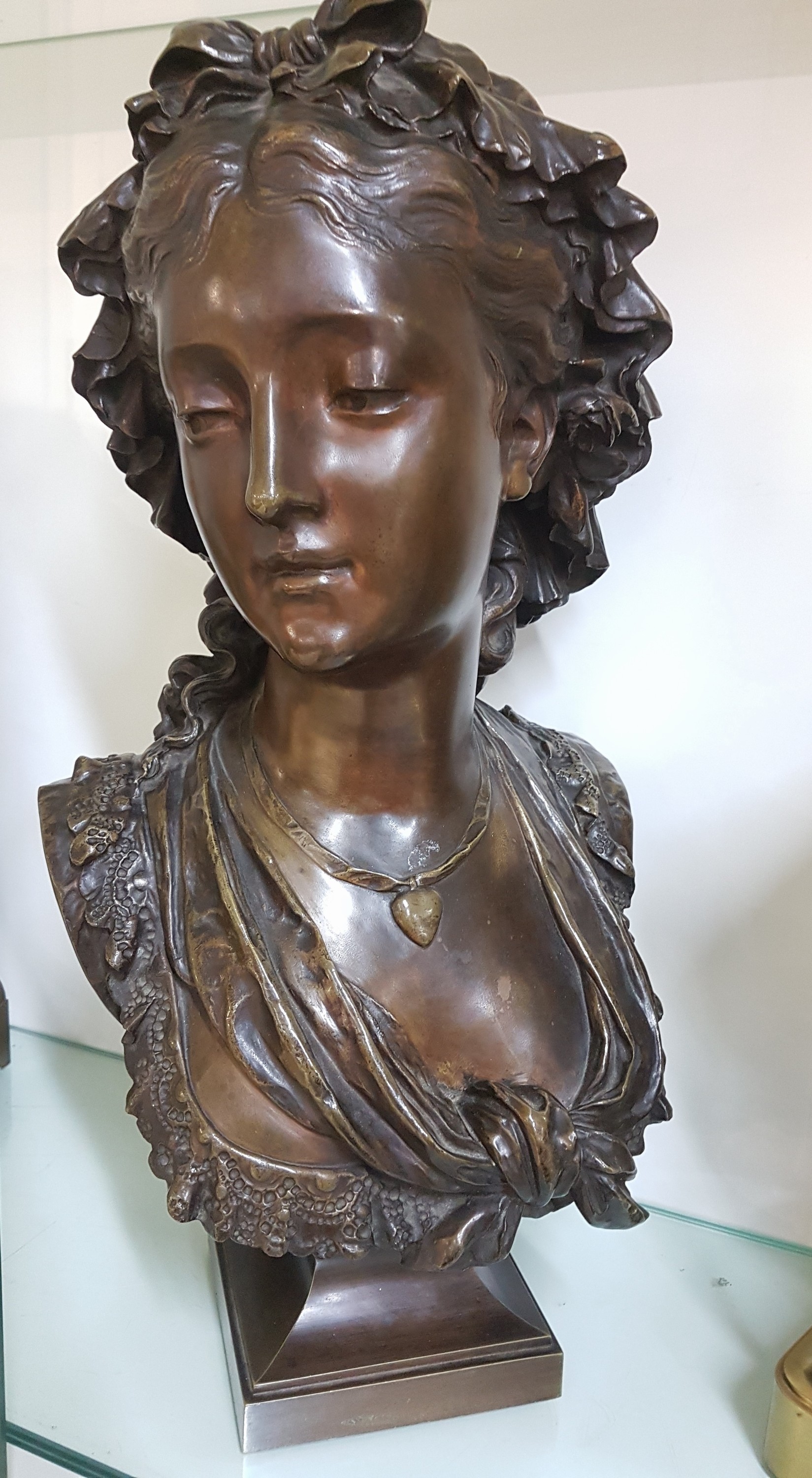 Detail c: Große Bronzebüste von Eugène Antoine Aizelin, 1821-1902, Büste einer jungen Frau mit Haube und spitzenbesetztem Ausschnitt, gesenkter Blick, ...