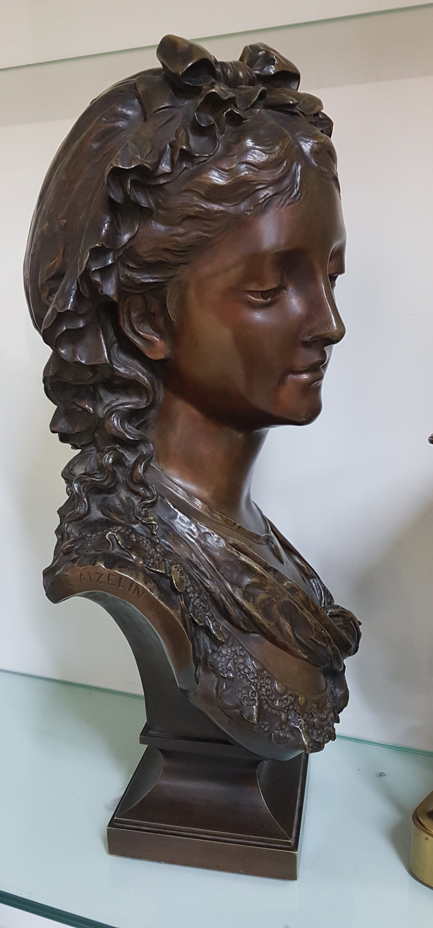 Detail d: Große Bronzebüste von Eugène Antoine Aizelin, 1821-1902, Büste einer jungen Frau mit Haube und spitzenbesetztem Ausschnitt, gesenkter Blick, ...