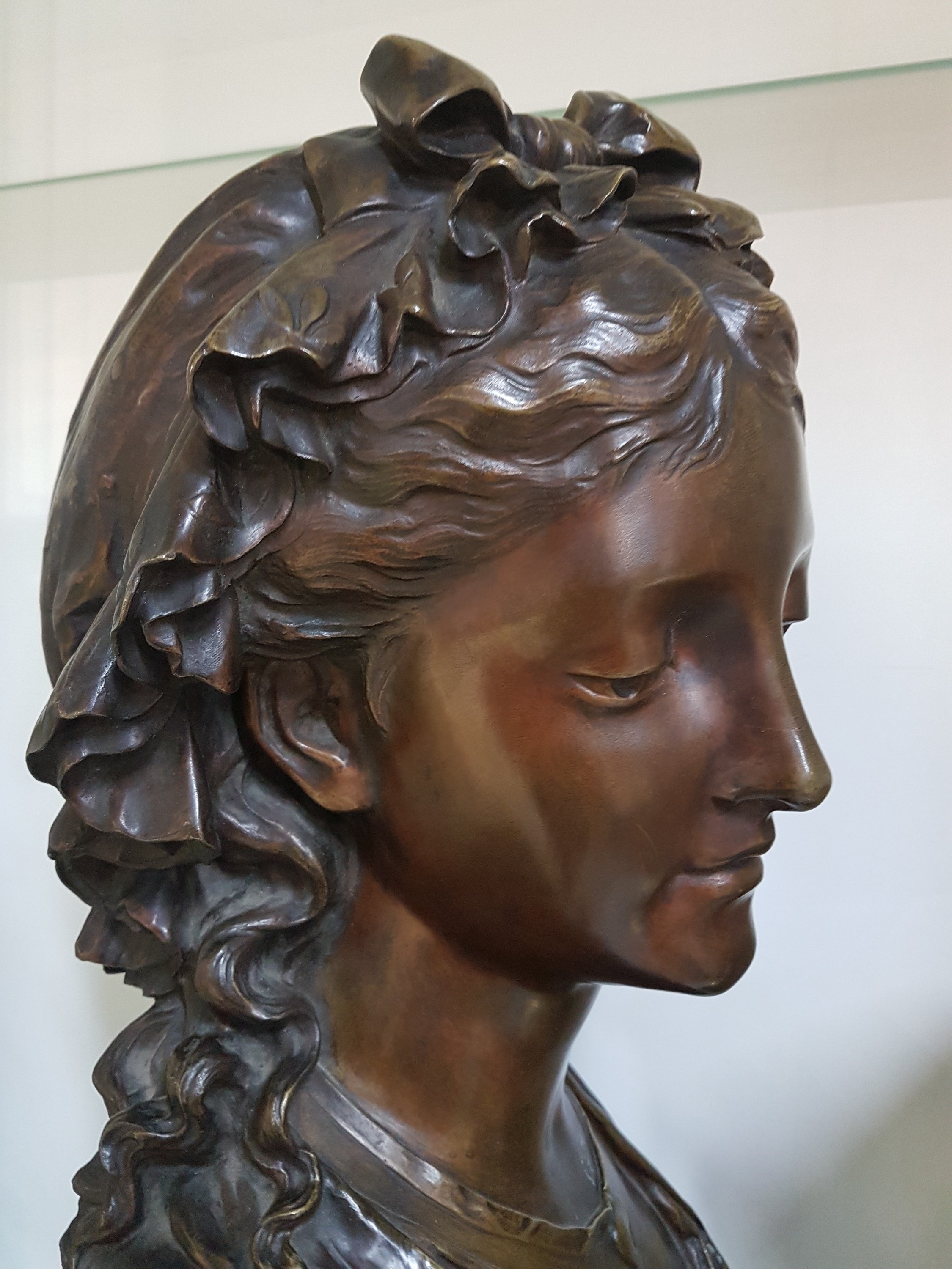 Detail e: Große Bronzebüste von Eugène Antoine Aizelin, 1821-1902, Büste einer jungen Frau mit Haube und spitzenbesetztem Ausschnitt, gesenkter Blick, ...