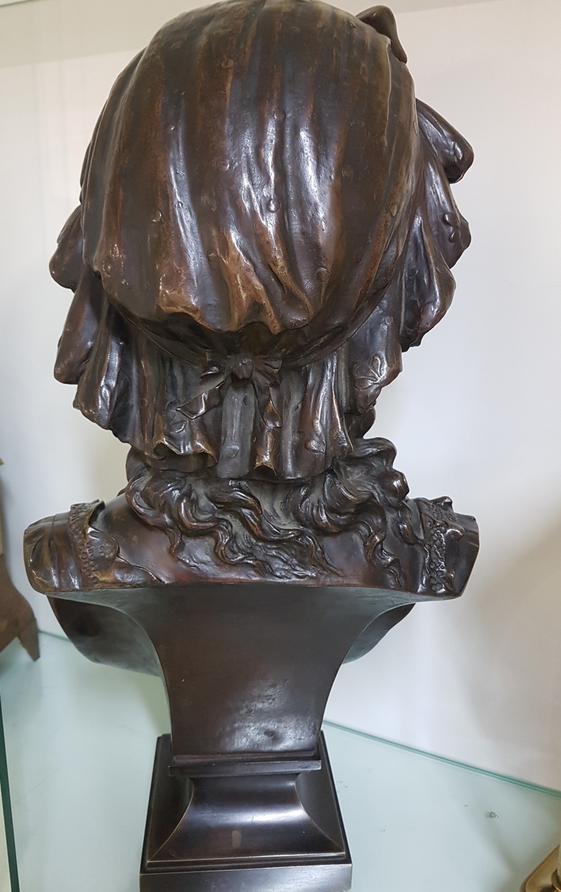 Detail h: Große Bronzebüste von Eugène Antoine Aizelin, 1821-1902, Büste einer jungen Frau mit Haube und spitzenbesetztem Ausschnitt, gesenkter Blick, ...