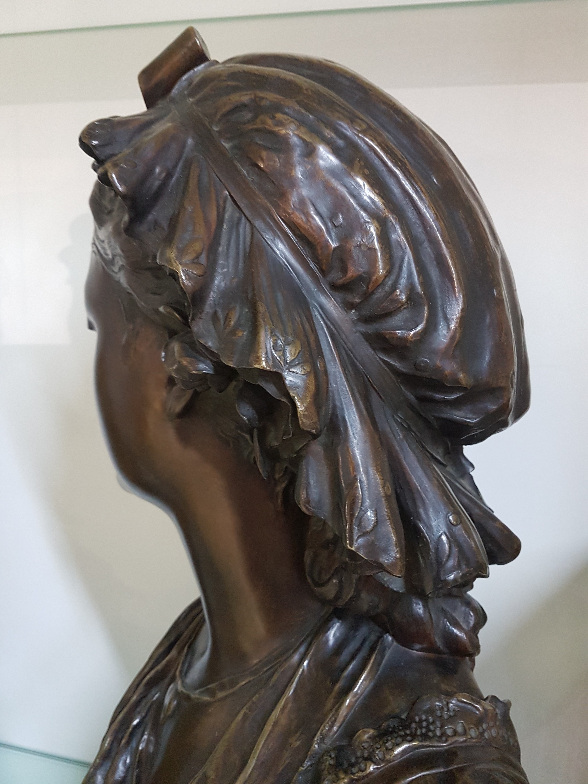 Detail i: Große Bronzebüste von Eugène Antoine Aizelin, 1821-1902, Büste einer jungen Frau mit Haube und spitzenbesetztem Ausschnitt, gesenkter Blick, ...