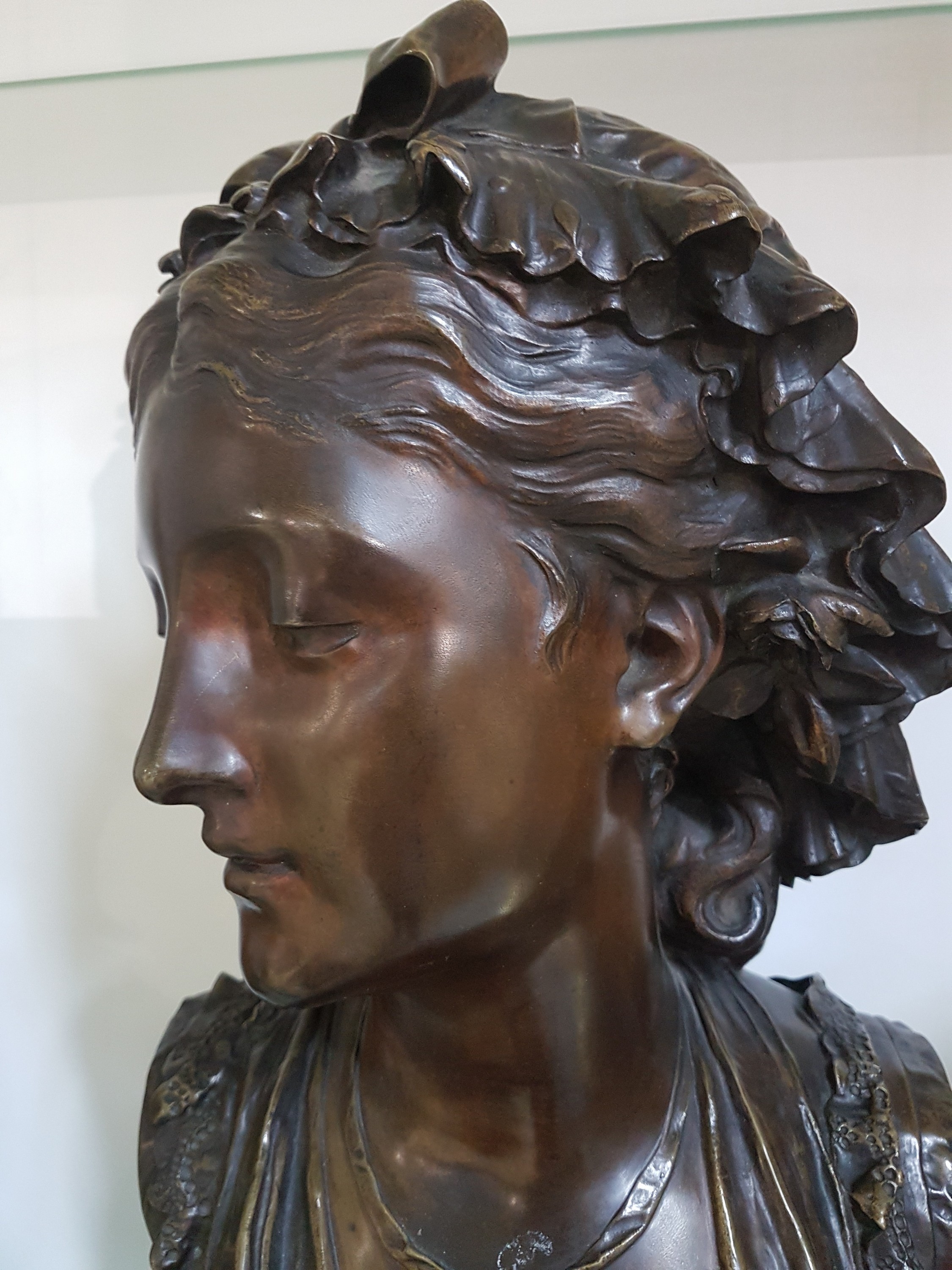 Detail k: Große Bronzebüste von Eugène Antoine Aizelin, 1821-1902, Büste einer jungen Frau mit Haube und spitzenbesetztem Ausschnitt, gesenkter Blick, ...