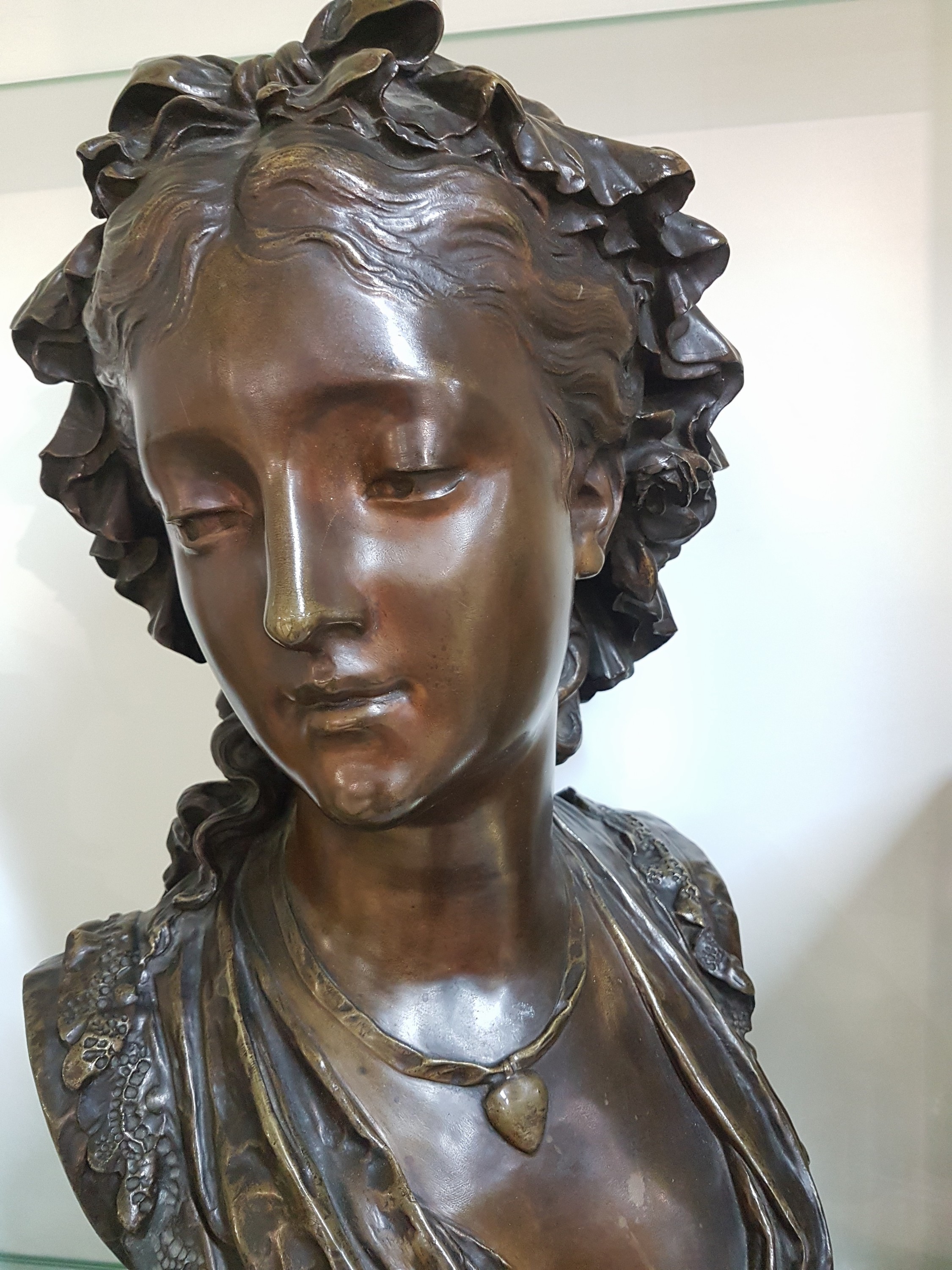 Detail l: Große Bronzebüste von Eugène Antoine Aizelin, 1821-1902, Büste einer jungen Frau mit Haube und spitzenbesetztem Ausschnitt, gesenkter Blick, ...