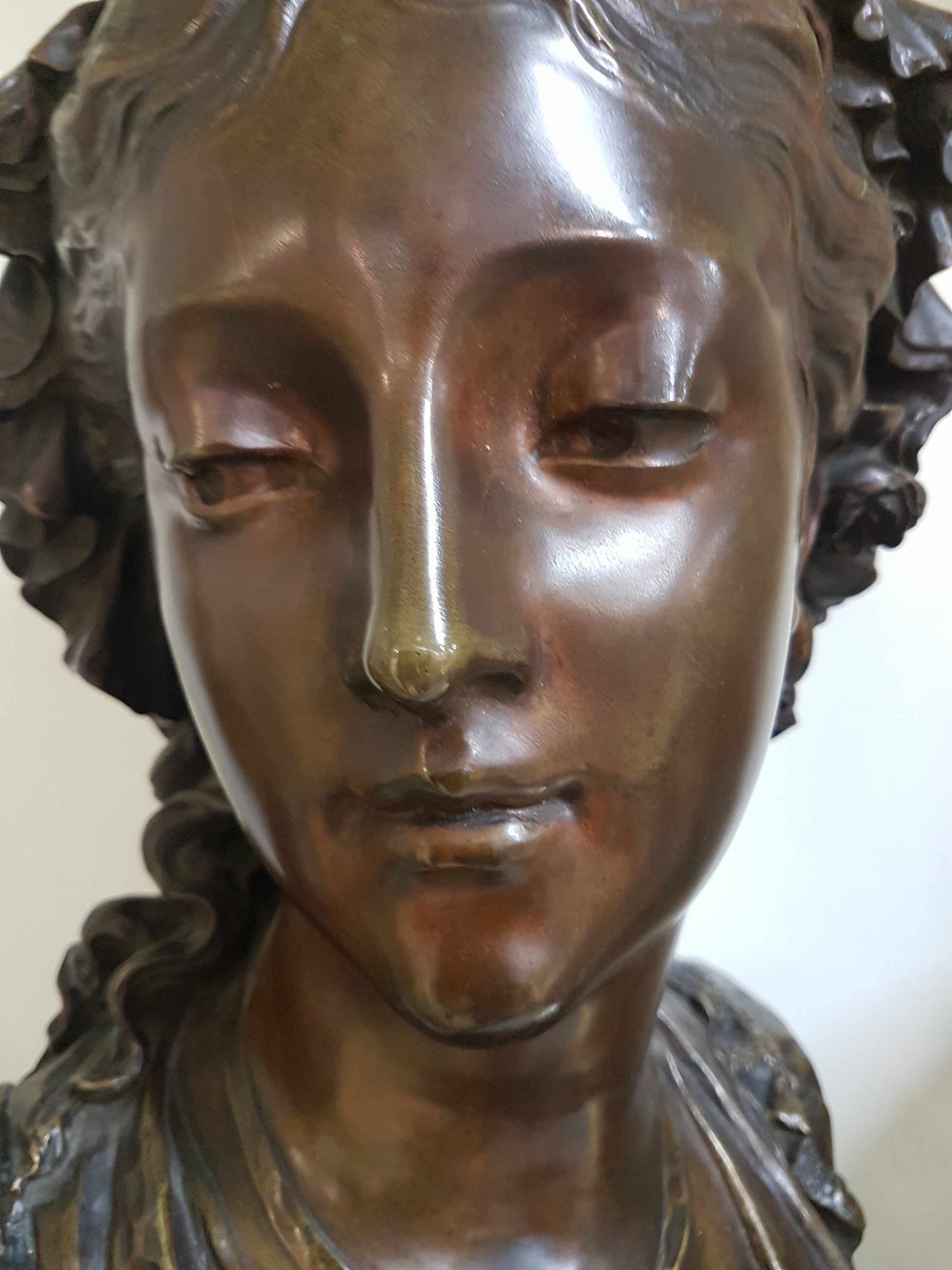 Detail m: Große Bronzebüste von Eugène Antoine Aizelin, 1821-1902, Büste einer jungen Frau mit Haube und spitzenbesetztem Ausschnitt, gesenkter Blick, ...
