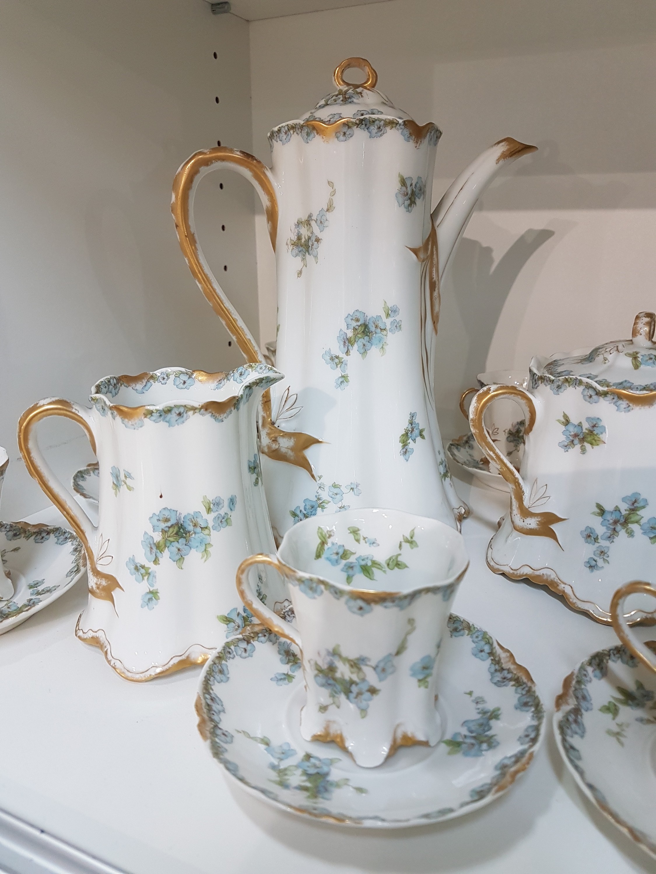 Detail a: Kaffeeservice, Havilan Limoges, um 1900, dünnwandiges Porzellan mit Goldstaffage und Vergissmeinnicht-Dekor, Kanne, Zuckerdose, Milchkännchen, 8 ...