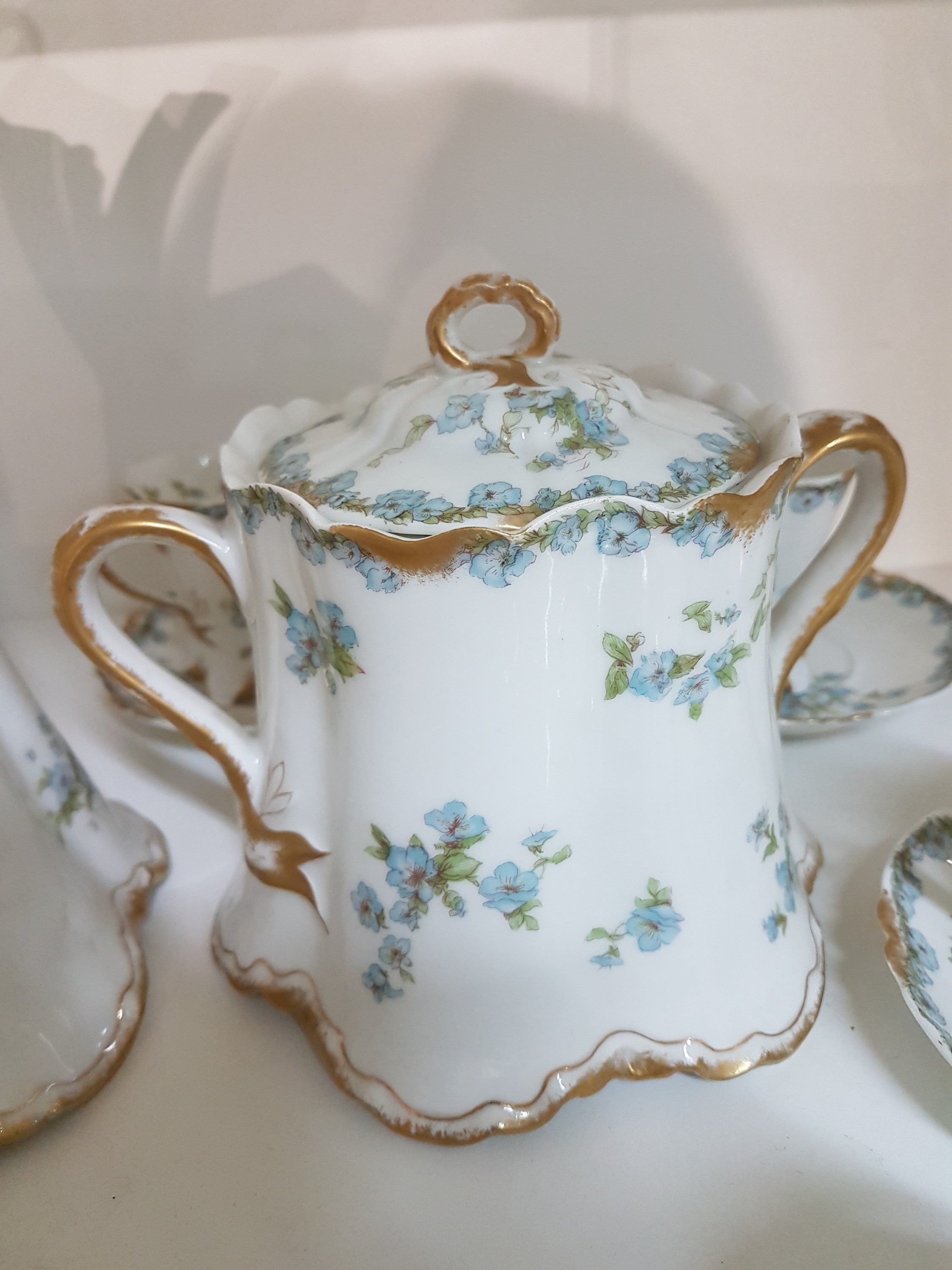 Detail b: Kaffeeservice, Havilan Limoges, um 1900, dünnwandiges Porzellan mit Goldstaffage und Vergissmeinnicht-Dekor, Kanne, Zuckerdose, Milchkännchen, 8 ...