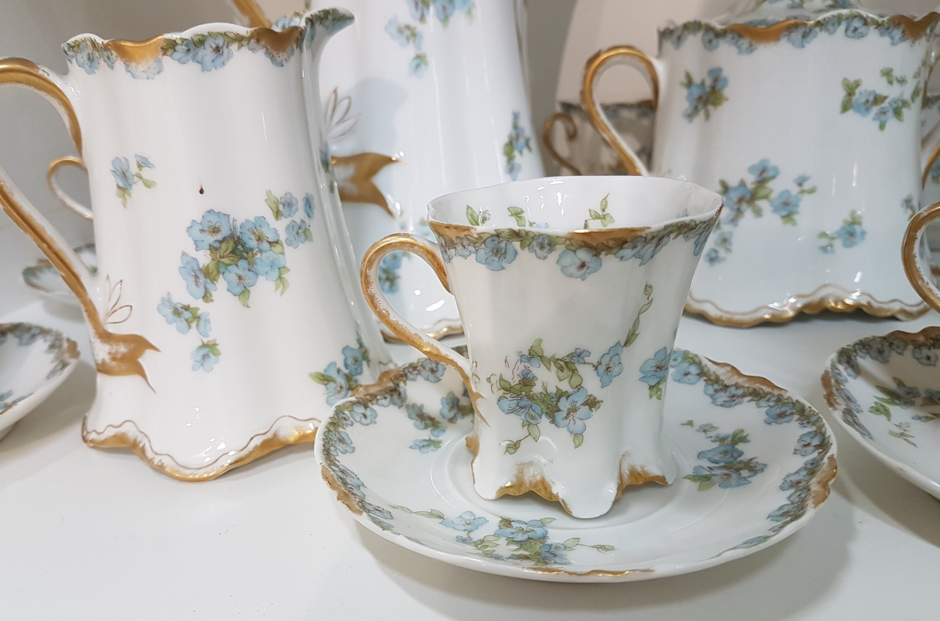 Detail c: Kaffeeservice, Havilan Limoges, um 1900, dünnwandiges Porzellan mit Goldstaffage und Vergissmeinnicht-Dekor, Kanne, Zuckerdose, Milchkännchen, 8 ...