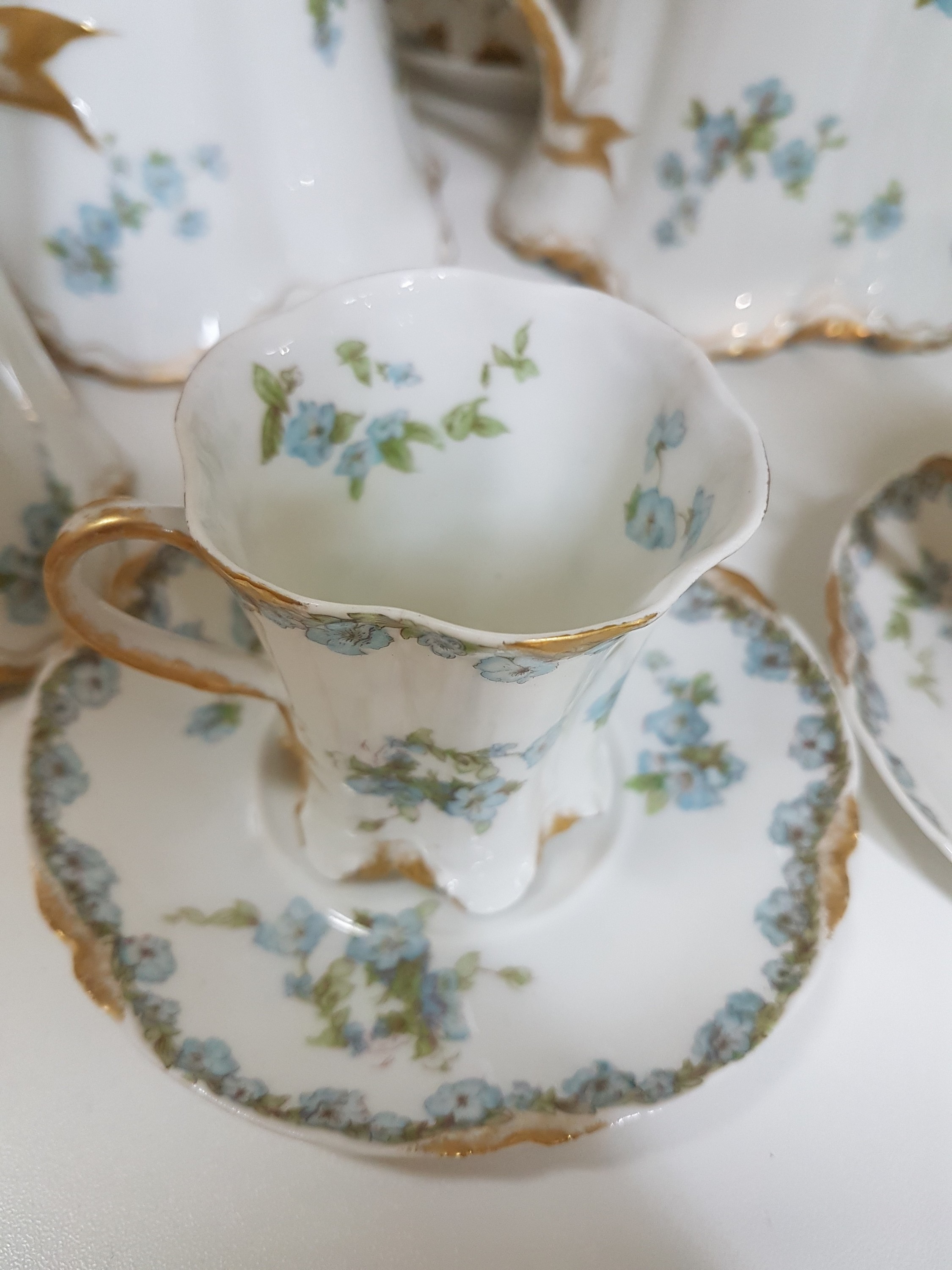 Detail d: Kaffeeservice, Havilan Limoges, um 1900, dünnwandiges Porzellan mit Goldstaffage und Vergissmeinnicht-Dekor, Kanne, Zuckerdose, Milchkännchen, 8 ...