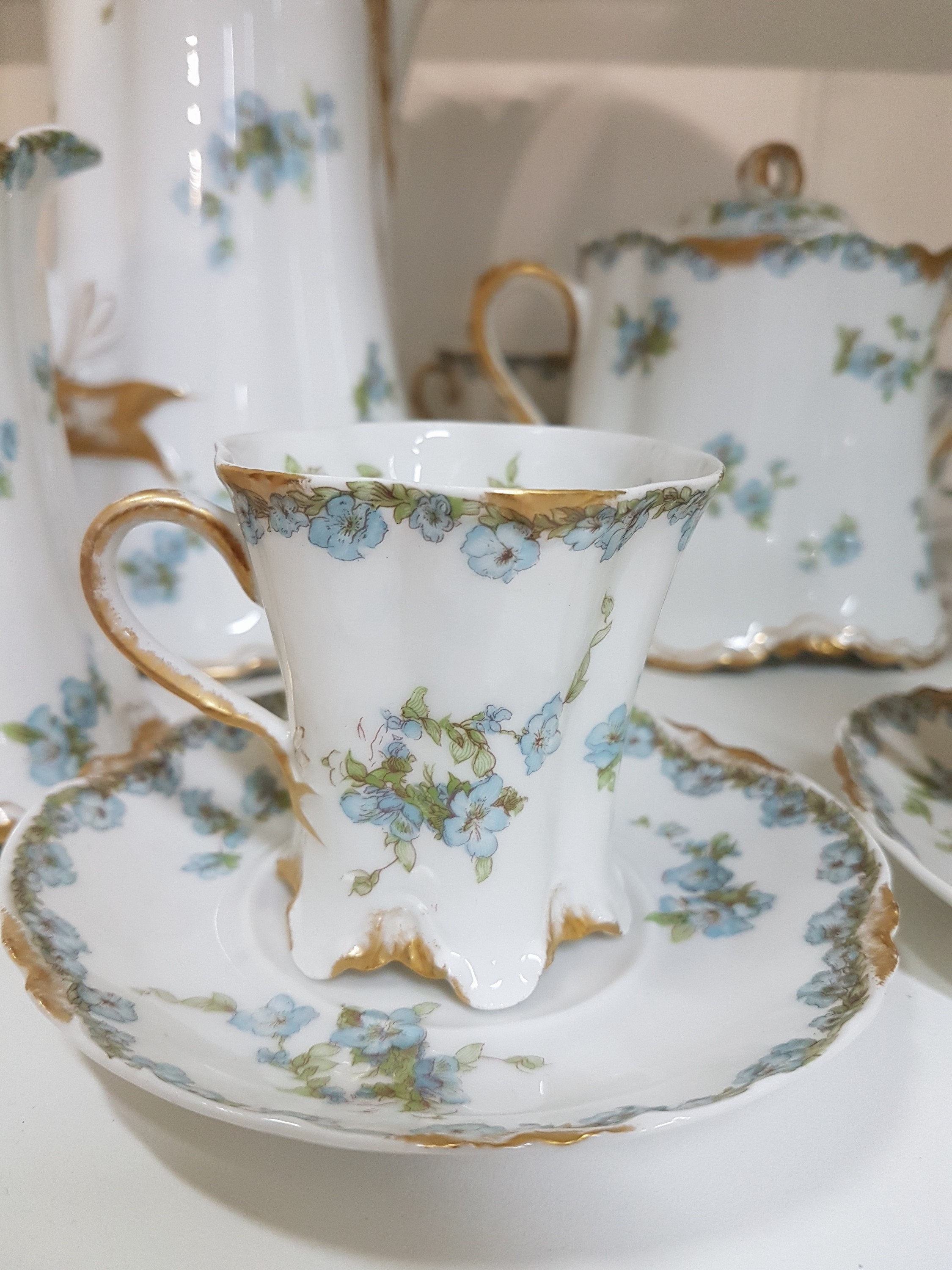 Detail e: Kaffeeservice, Havilan Limoges, um 1900, dünnwandiges Porzellan mit Goldstaffage und Vergissmeinnicht-Dekor, Kanne, Zuckerdose, Milchkännchen, 8 ...
