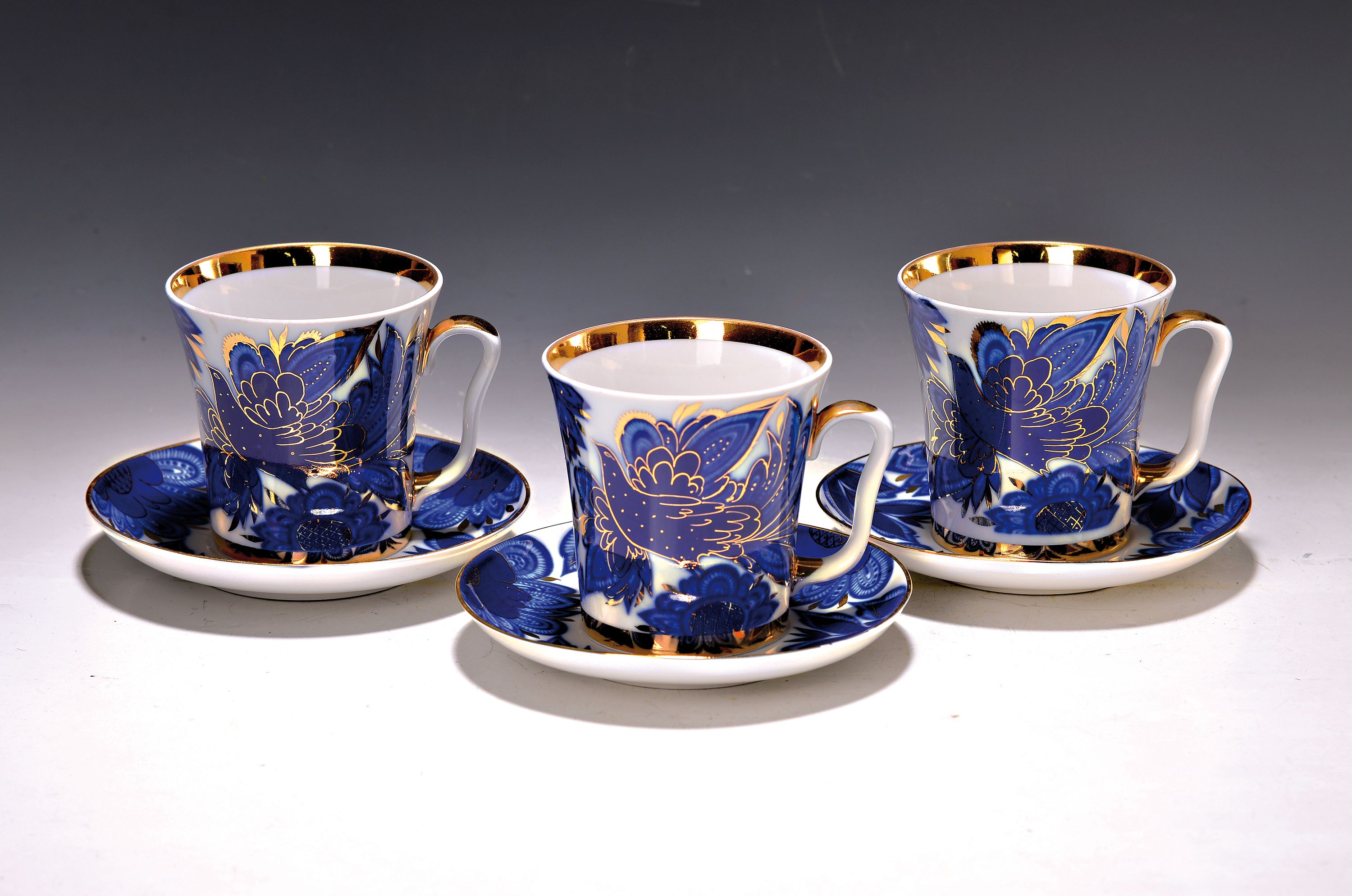 5 Bechertassen mit Untertassen, Lomonossov St. Petersburg, kobaltblauer Dekor von Vögel und Blumen, Goldstaffage, H. ca. 9.5cm