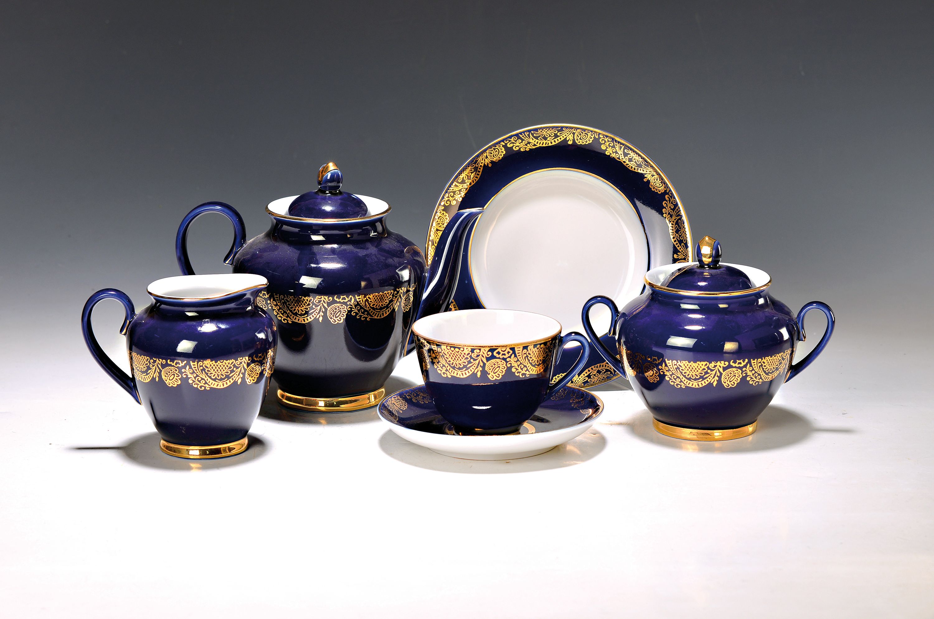 Kaffeeservice für 6 Personen, Lomonossov St. Petersburg, kobaltblau glasiert mit Goldspitzendekor, Kanne, Zuckerdose, Milchkännchen, 6 Tassen mit ...