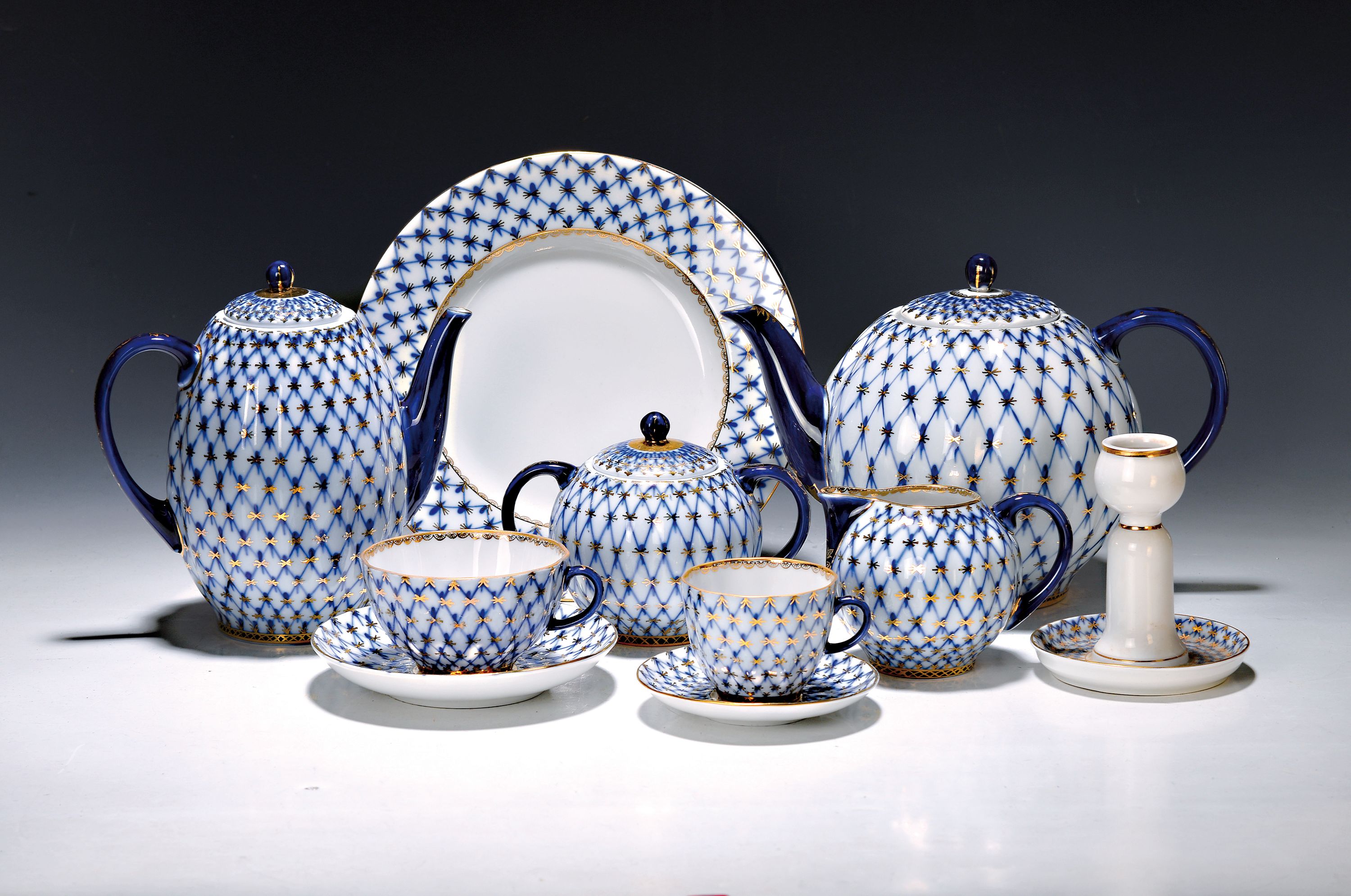 Großes Kaffee- und Teeservice mit Zusatzteilen, Lomonossov St. Petersburg, Dekor Kobaltnetz von Serafina Jakovleva, 2 Kaffeekannen, Zuckerdose, ...