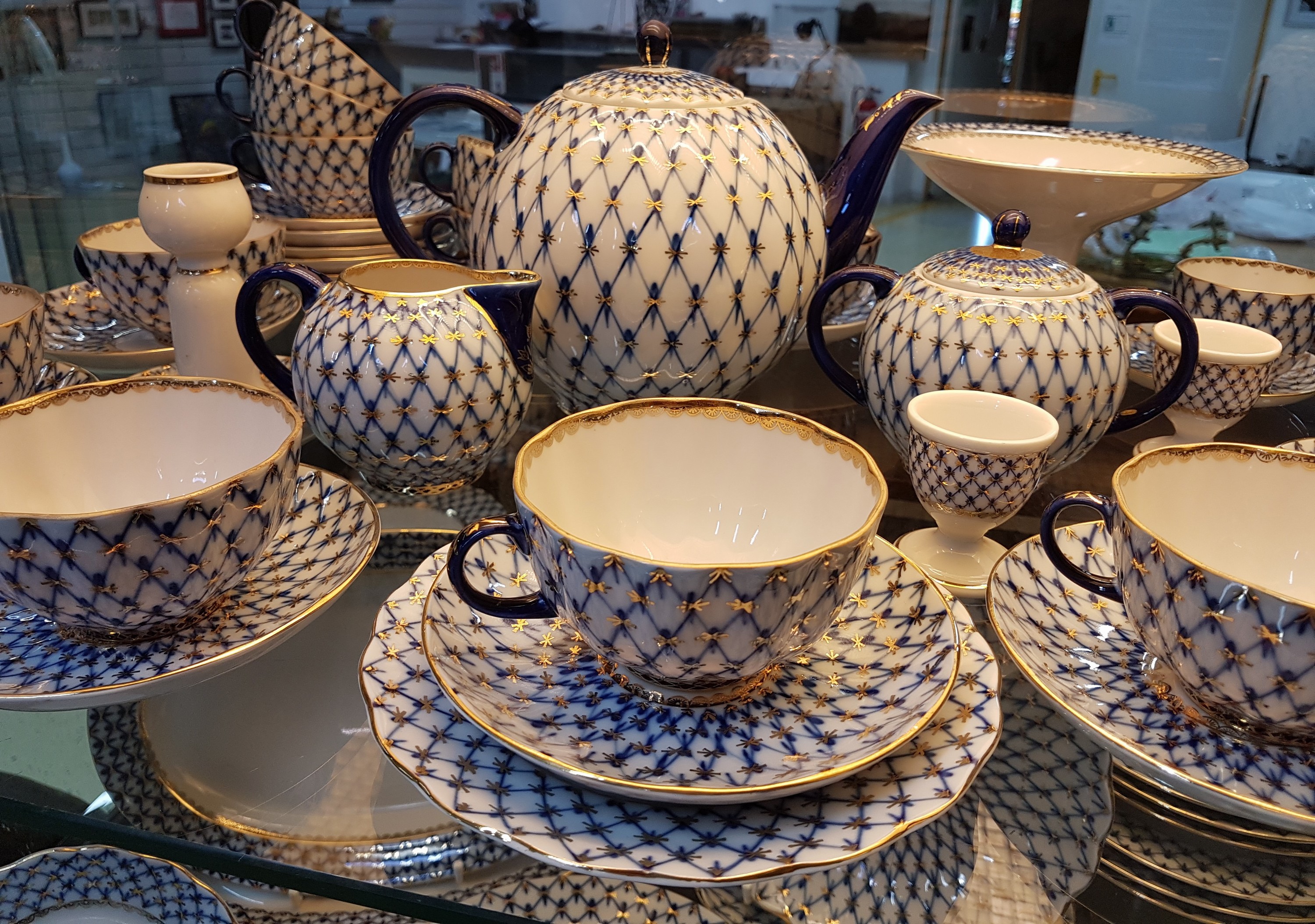 Detail a: Großes Kaffee- und Teeservice mit Zusatzteilen, Lomonossov St. Petersburg, Dekor Kobaltnetz von Serafina Jakovleva, 2 Kaffeekannen, Zuckerdose, ...