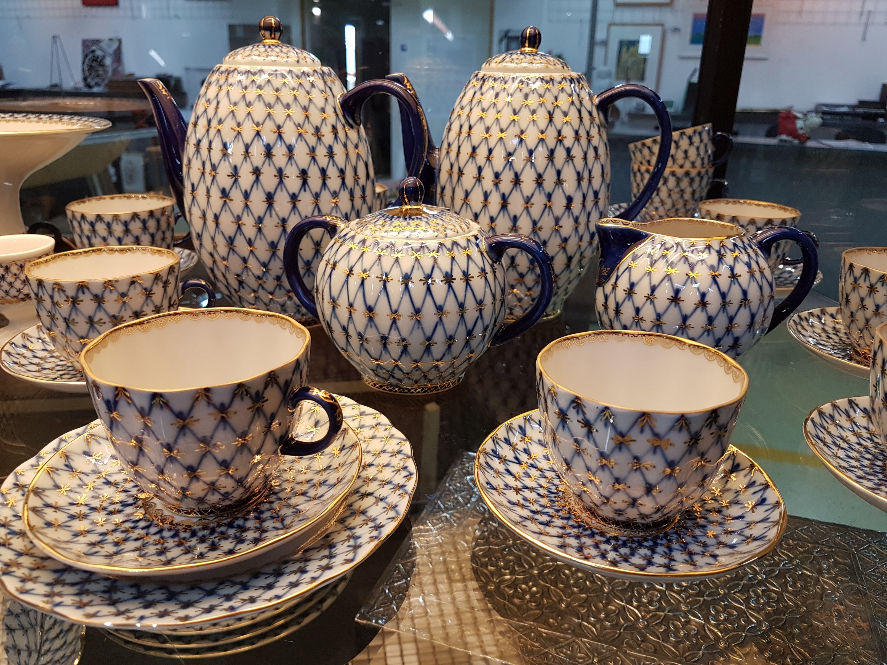 Detail b: Großes Kaffee- und Teeservice mit Zusatzteilen, Lomonossov St. Petersburg, Dekor Kobaltnetz von Serafina Jakovleva, 2 Kaffeekannen, Zuckerdose, ...
