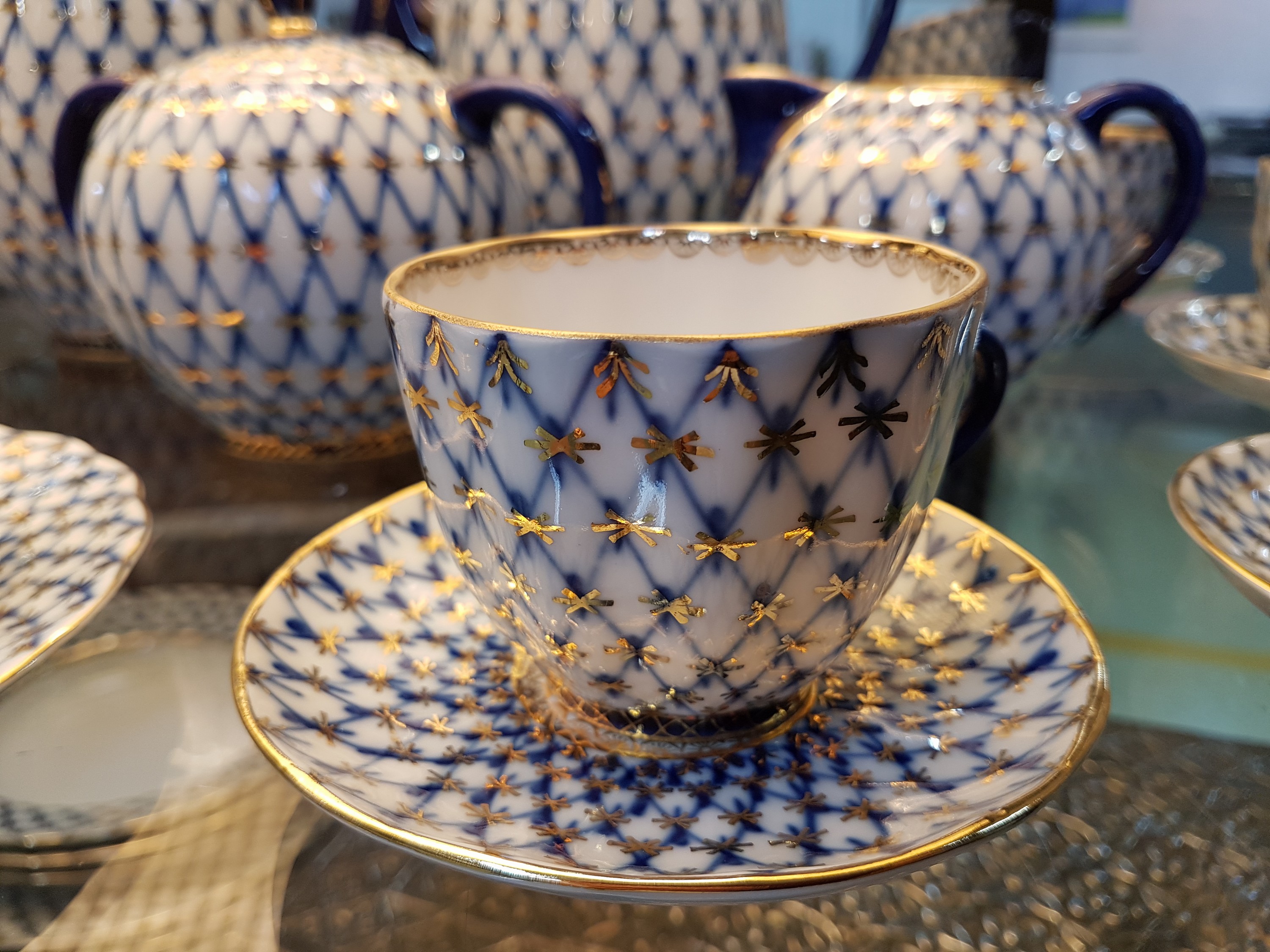 Detail c: Großes Kaffee- und Teeservice mit Zusatzteilen, Lomonossov St. Petersburg, Dekor Kobaltnetz von Serafina Jakovleva, 2 Kaffeekannen, Zuckerdose, ...