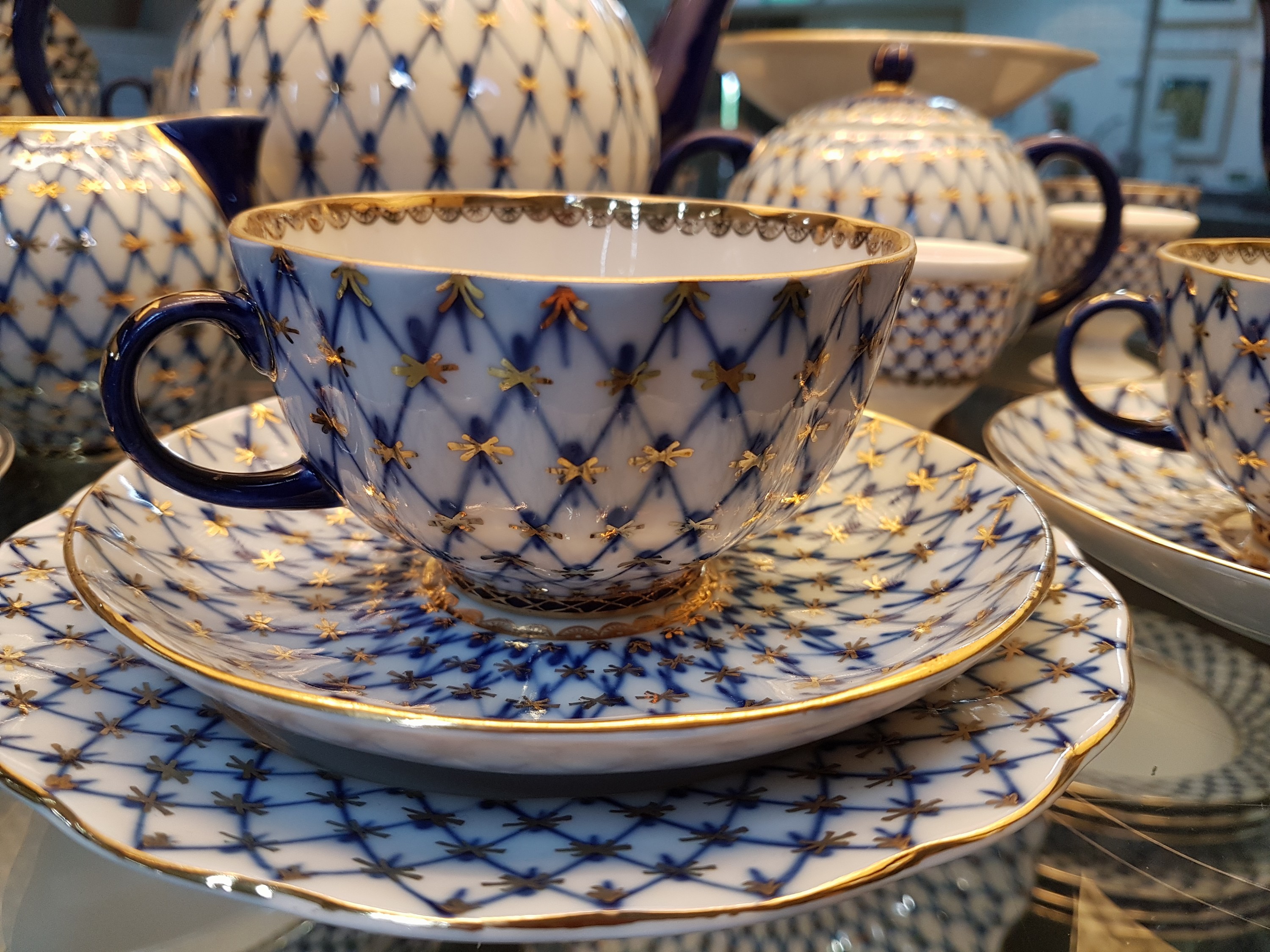 Detail d: Großes Kaffee- und Teeservice mit Zusatzteilen, Lomonossov St. Petersburg, Dekor Kobaltnetz von Serafina Jakovleva, 2 Kaffeekannen, Zuckerdose, ...