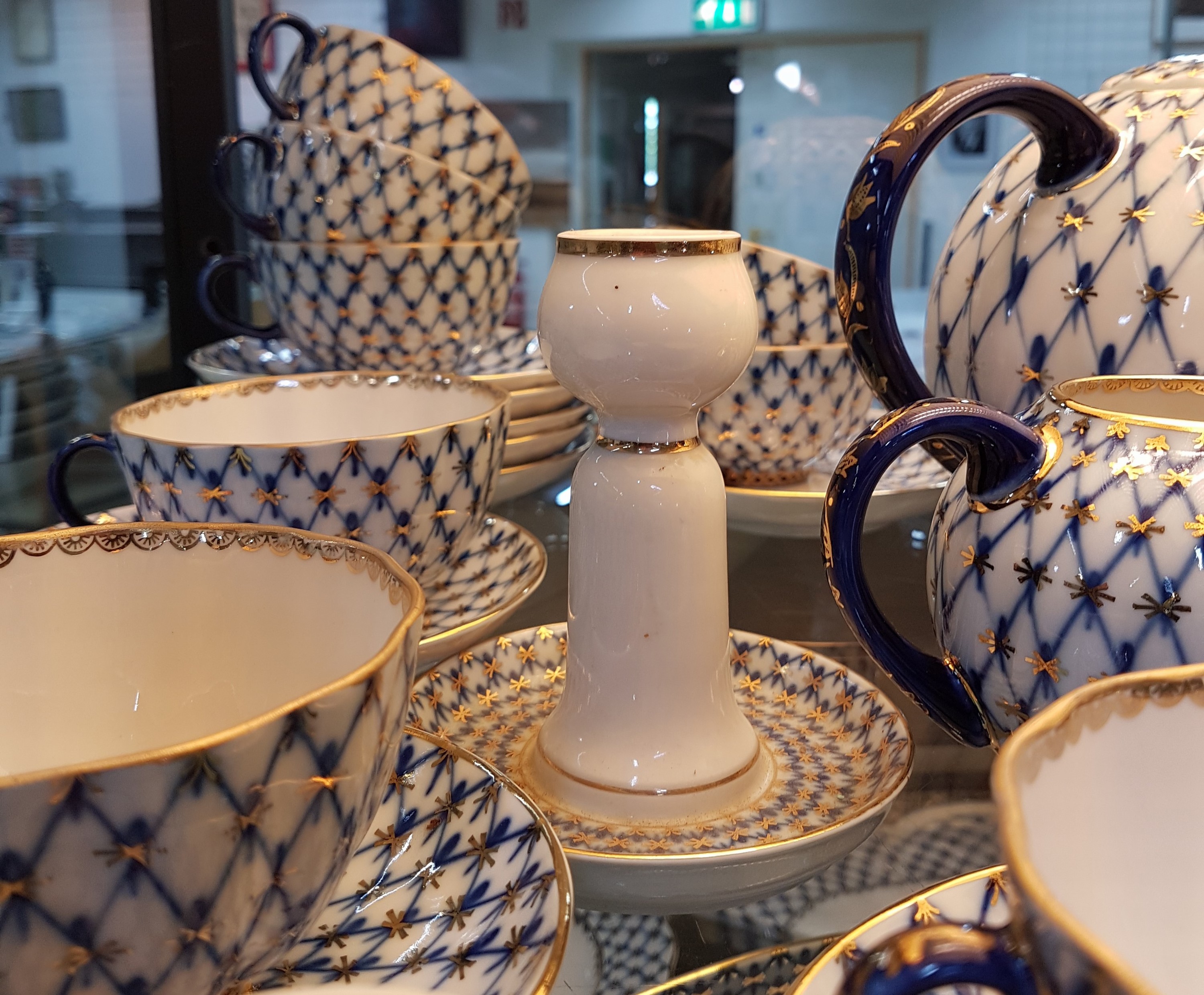 Detail f: Großes Kaffee- und Teeservice mit Zusatzteilen, Lomonossov St. Petersburg, Dekor Kobaltnetz von Serafina Jakovleva, 2 Kaffeekannen, Zuckerdose, ...