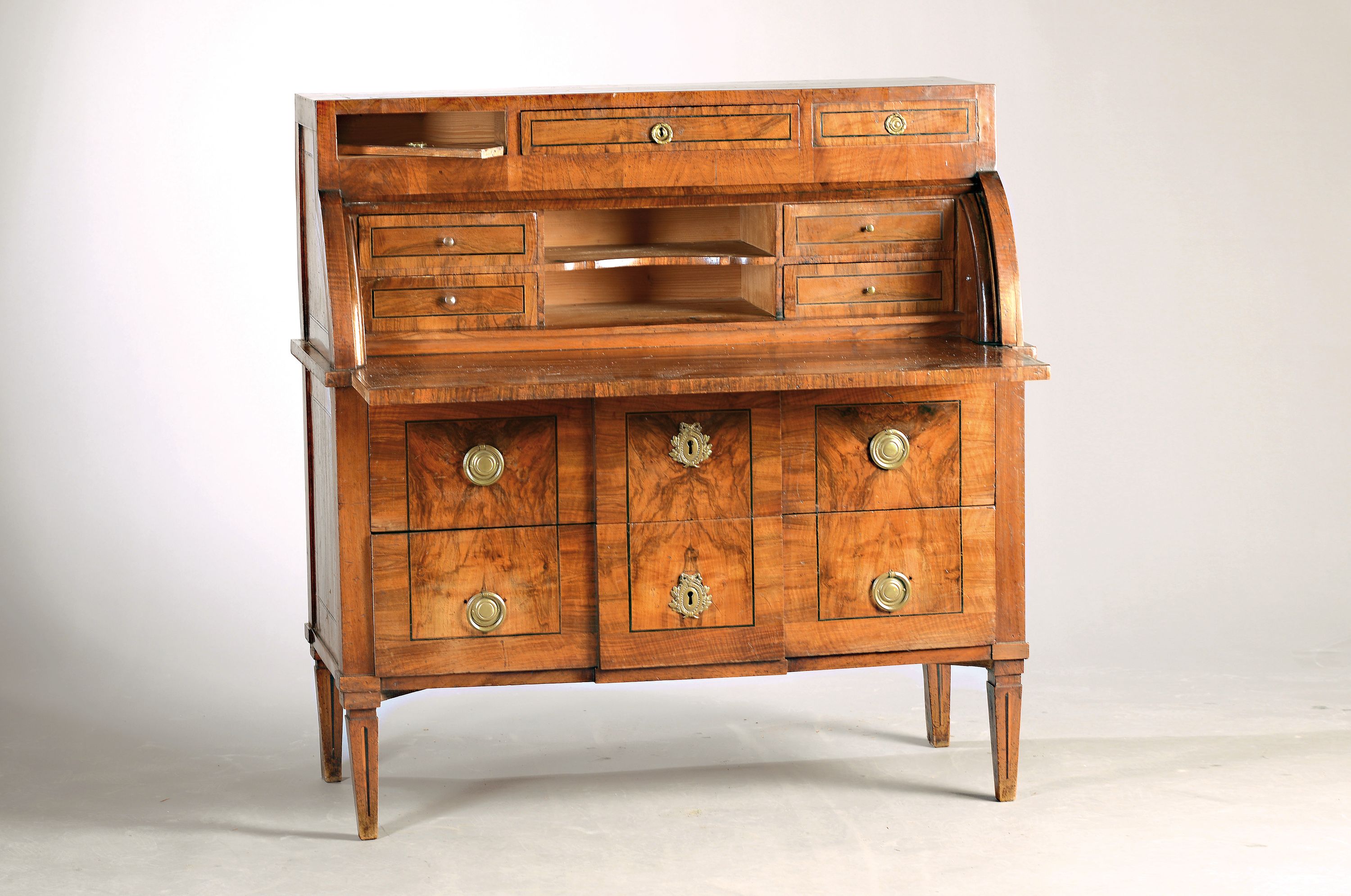 Sekretär, Louis-Seize, Frankreich, um 1780, Nußbaumfurnier, z.T. Nusswurzel, Unten 2 Schubladen, Aufsatz eine Schublade und 2 Blendschubladen, ...