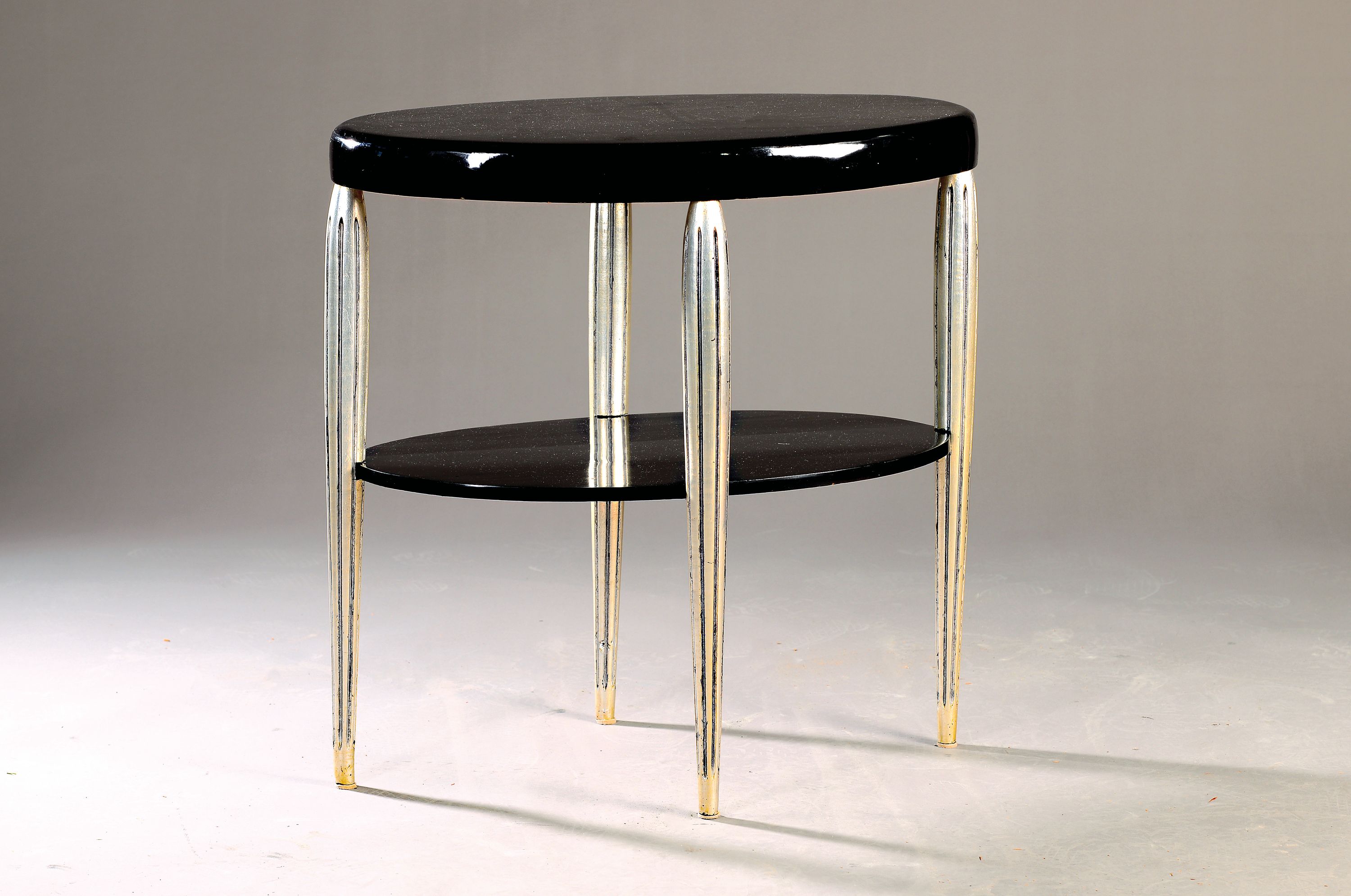 Beistelltisch, Art-Deco, um 1930, schwarz lackiert, kannelierte Beine in Silber gefaßt, untere Ablagefläche, ca. 70x69x44 cm, EZ 2-3