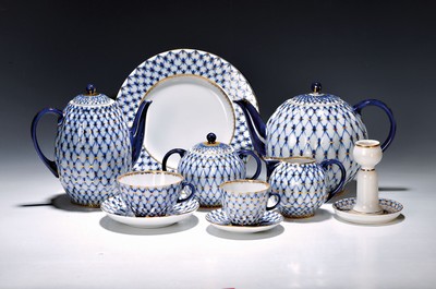 Image 26764503 - Large coffee and tea service with additional parts, Lomonossov St. Petersburg, cobalt net decor by Serafina Jakovleva, 2 coffee pots, sugar bowl, milk jug, 12 coffee cups with saucers, teapot, sugar bowl, milk jug, 12 tea cups with saucers, footed bowl, 2 round bowls, 2 oval ones Bowls, 12 cake plates 18cm, 12 small Plate 12.5cm, 4 soup plates, 4 flat menu plates, 4 egg cups, candlesticks, hardly used
