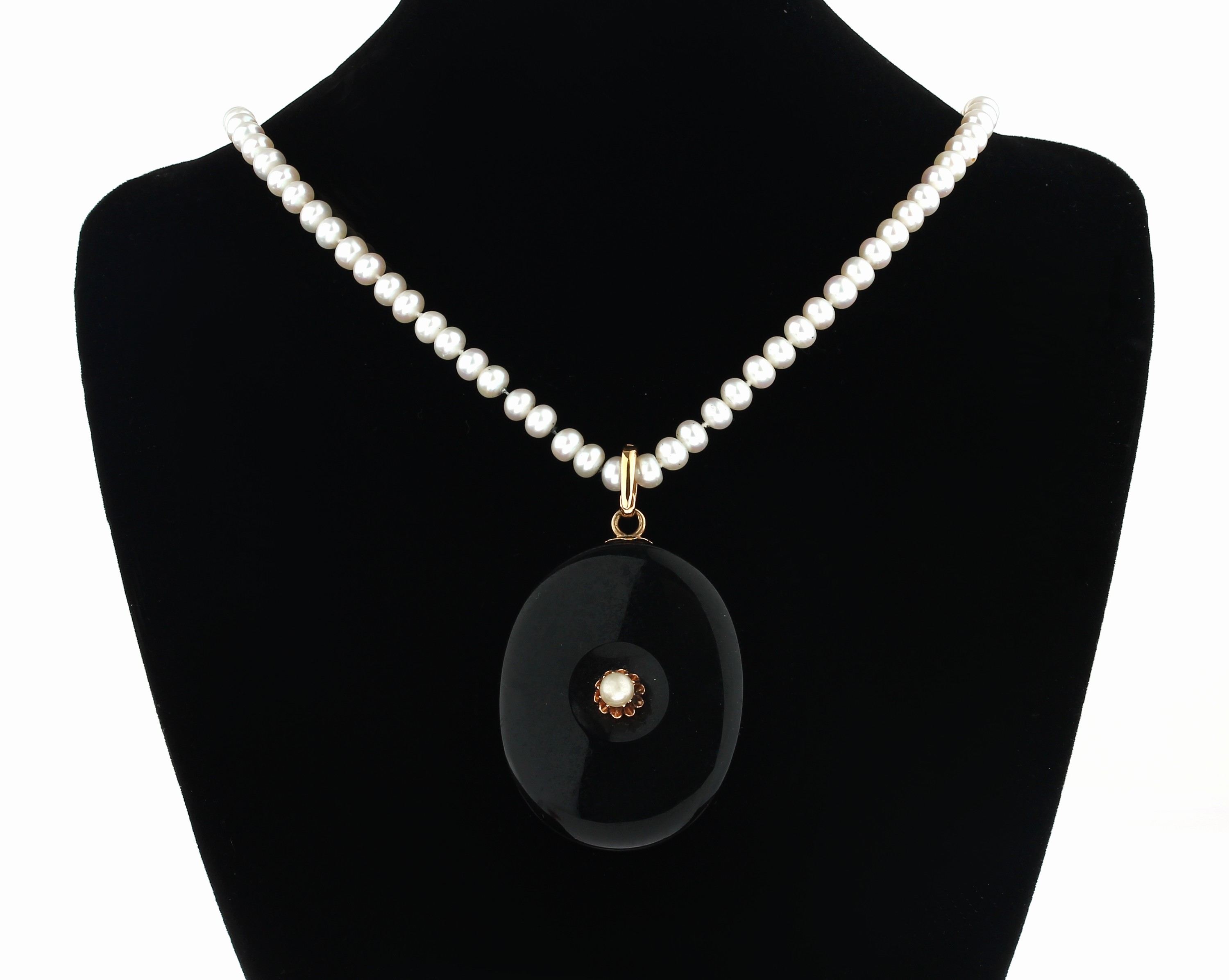 14 kt Gold Onyx-Medaillonanhänger um 1880 an Zuchtperl-Collier, GG 585/000 gepr., ovalerOnyx mit Halbperle, rückseitig Medaillonfach, Deckel grav ...