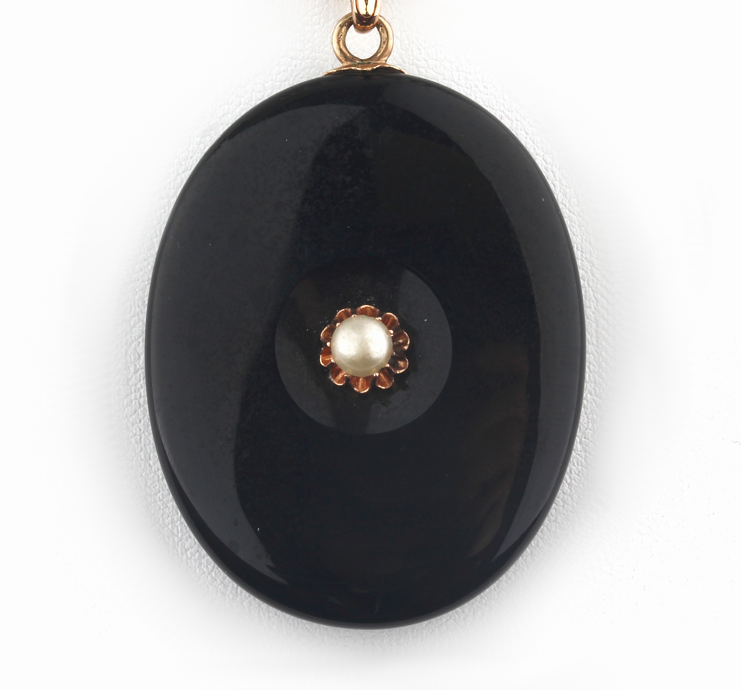 Detail a: 14 kt Gold Onyx-Medaillonanhänger um 1880 an Zuchtperl-Collier, GG 585/000 gepr., ovalerOnyx mit Halbperle, rückseitig Medaillonfach, Deckel grav ...