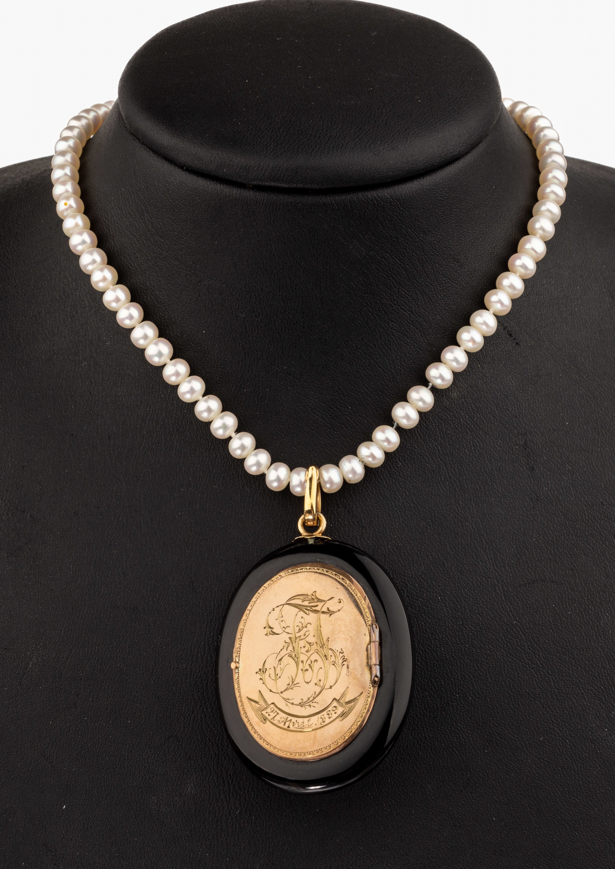 Detail b: 14 kt Gold Onyx-Medaillonanhänger um 1880 an Zuchtperl-Collier, GG 585/000 gepr., ovalerOnyx mit Halbperle, rückseitig Medaillonfach, Deckel grav ...