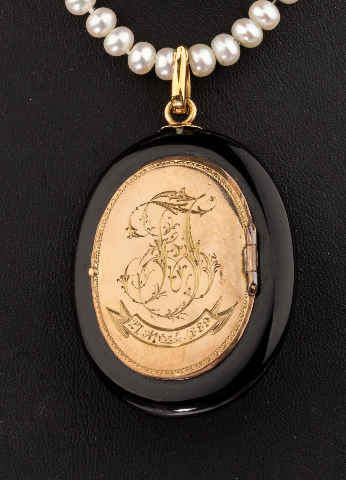 Detail c: 14 kt Gold Onyx-Medaillonanhänger um 1880 an Zuchtperl-Collier, GG 585/000 gepr., ovalerOnyx mit Halbperle, rückseitig Medaillonfach, Deckel grav ...