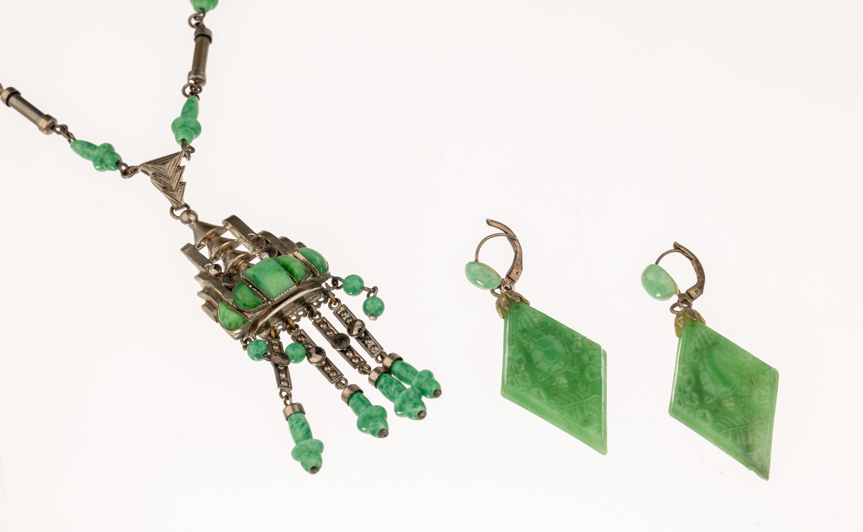 Art-Deco Schmuckset, um 1925, wohl Frankreich, best. aus: Metall verchromt, Kettenglieder und Abhängungen marmorierter Bakelit, Markasitbesatz, ...