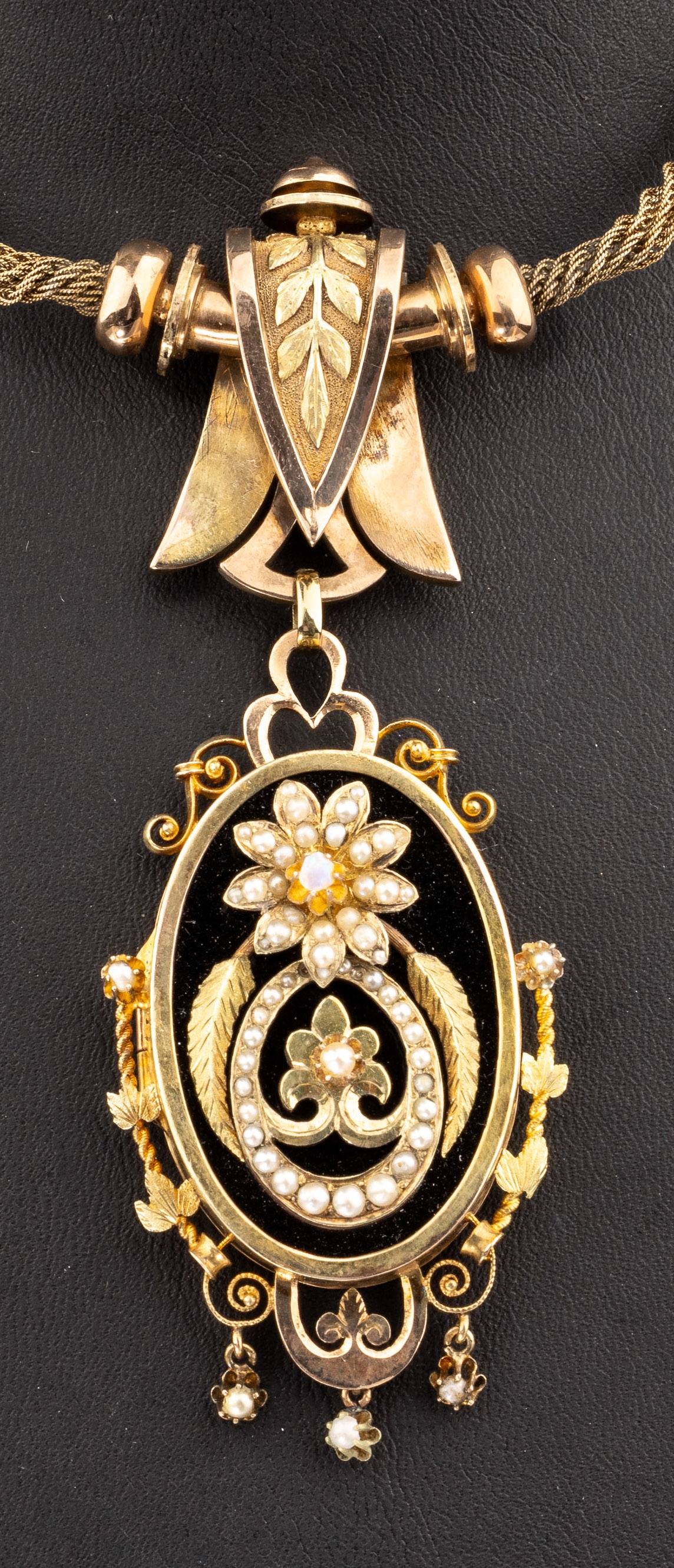 Detail a: 15 kt Gold Perl-Collier, um 1880, GG/RG 625/000, England, aufwendig gearbeitetes Mittelteil, mit Onyx-Einlage, verziert mit aufgelegten Ornamenten, ...