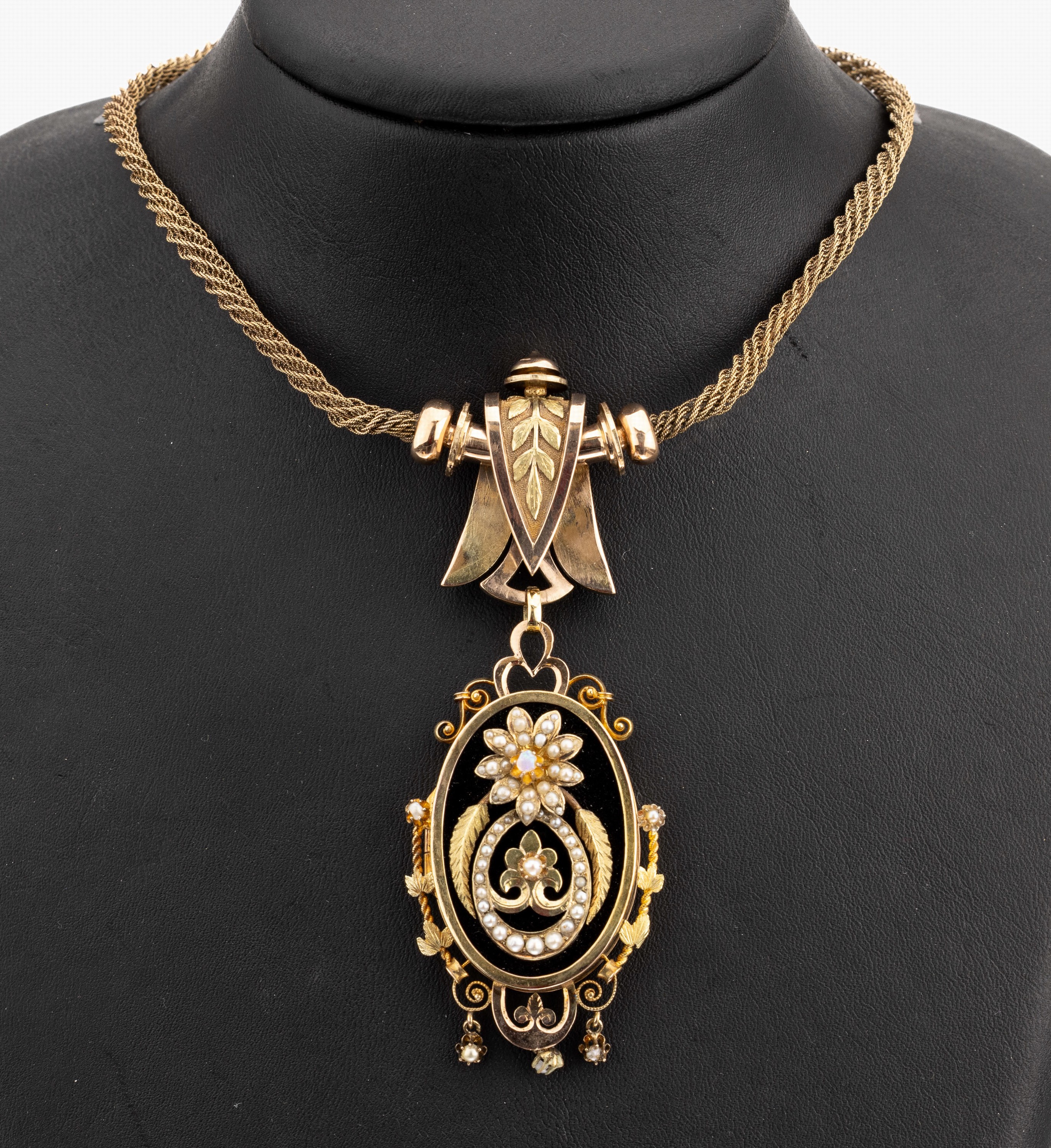 Detail b: 15 kt Gold Perl-Collier, um 1880, GG/RG 625/000, England, aufwendig gearbeitetes Mittelteil, mit Onyx-Einlage, verziert mit aufgelegten Ornamenten, ...