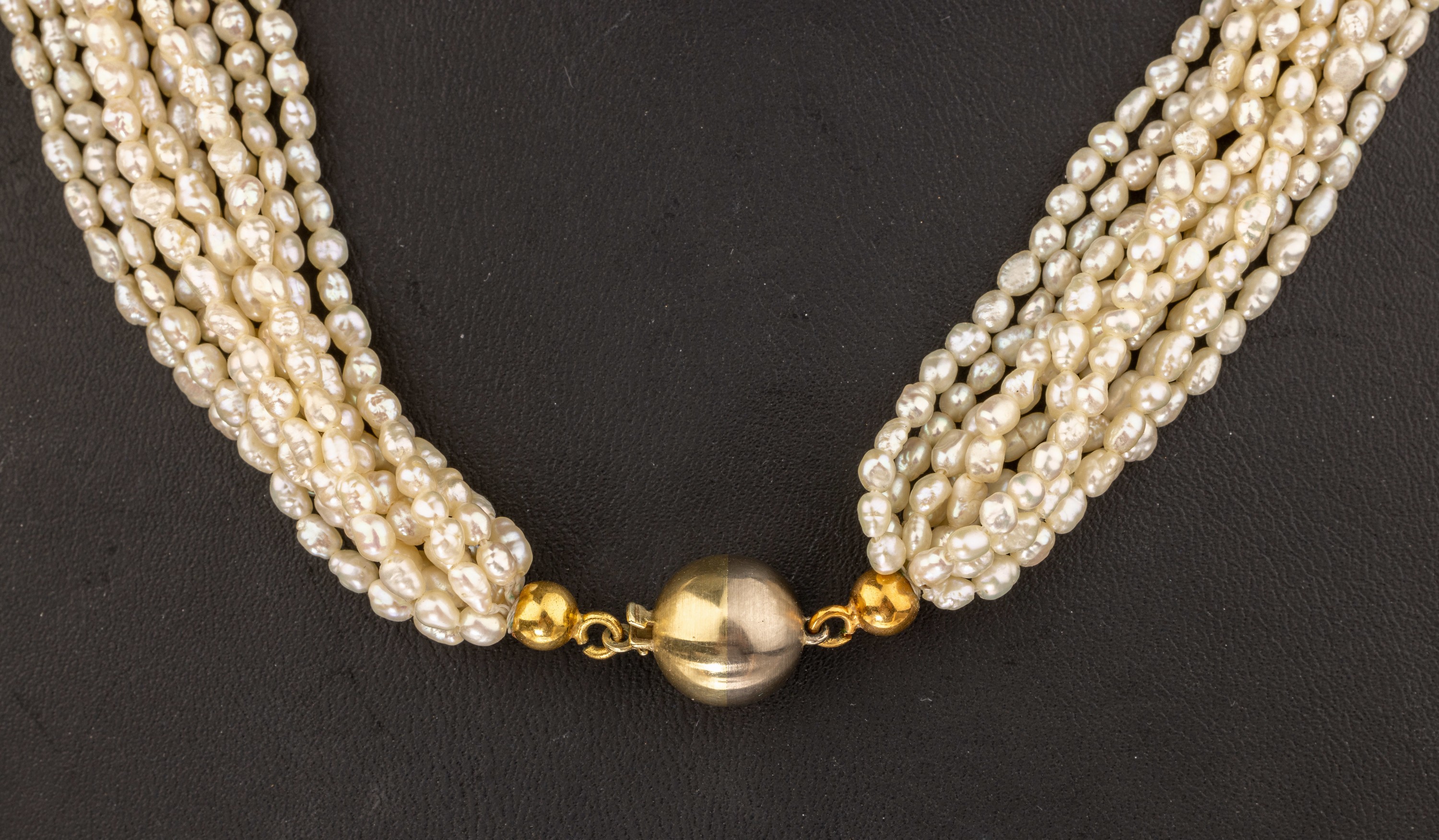 Detail a: Zuchtperl-Collier mit 14 kt Gold Schliesse, GG 585/000, 10-rhg. unrunde Zuchtperlen, L. ca. 41 cm, Kugelschliesse