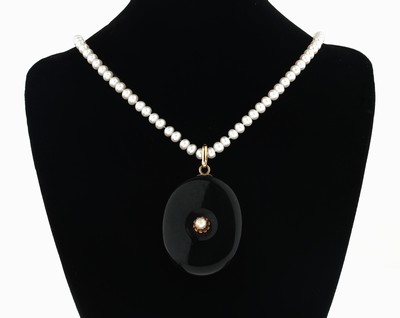 Image 26764751 - 14 kt gold onyx-locket pendant, approx. 1880 with cultured pearl-necklace
