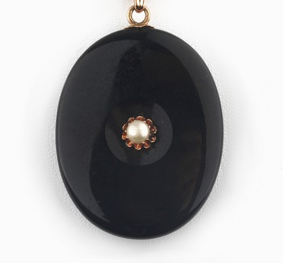 26764751a - 14 kt gold onyx-locket pendant, approx. 1880 with cultured pearl-necklace