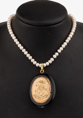 26764751b - 14 kt gold onyx-locket pendant, approx. 1880 with cultured pearl-necklace